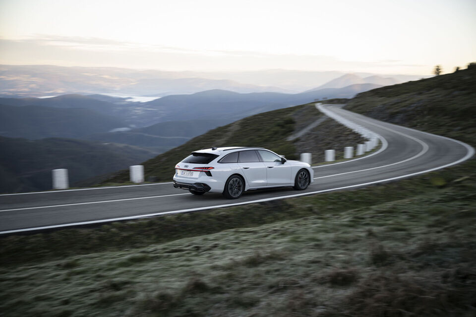 https://uploads.audi-mediacenter.com/system/production/media/127458/images/db99d00000a7171c863462c023286b08e17d16de/A250386_web_960.jpg?1743514370