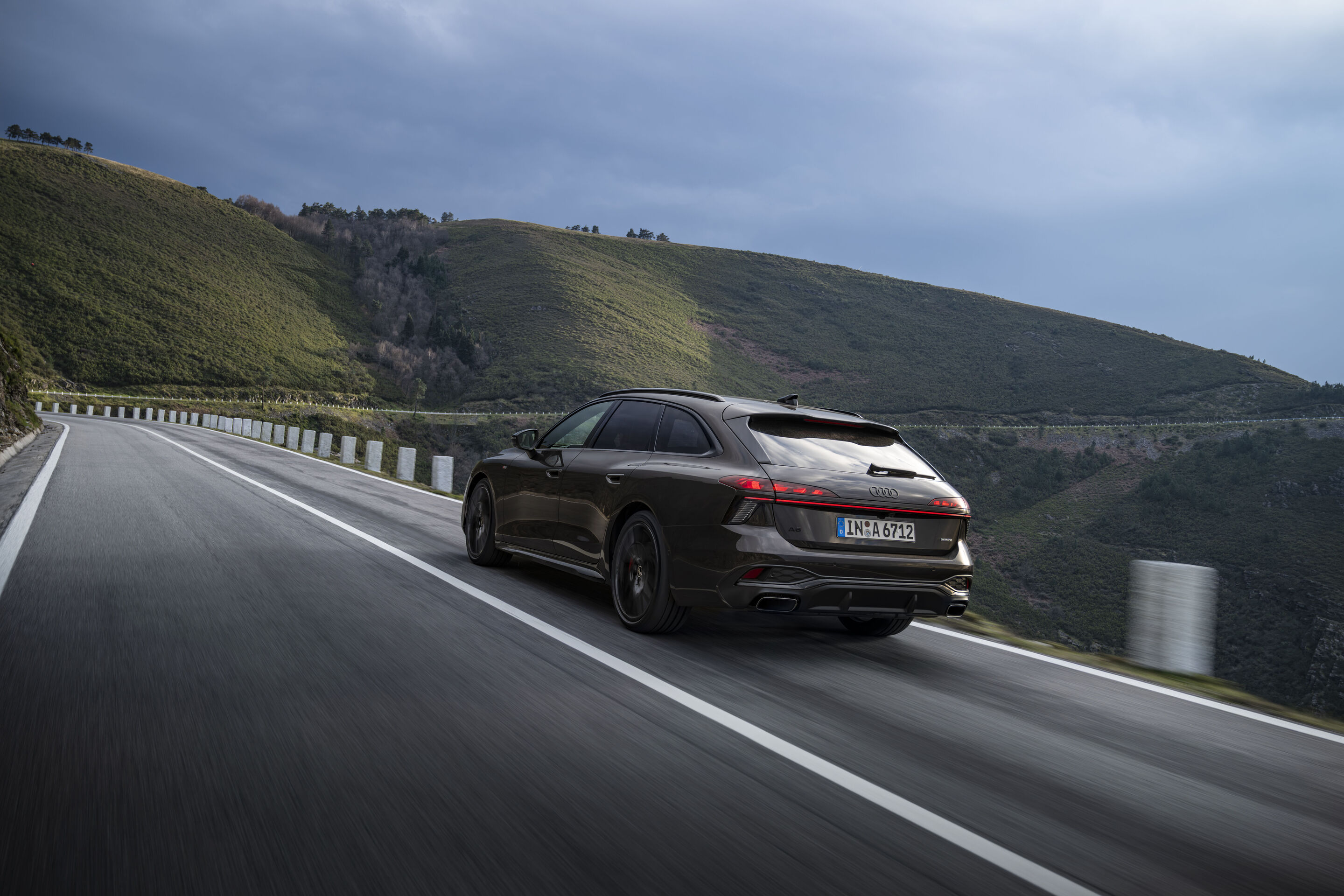 Audi A6 Avant - Fahraufnahme,
Farbe: Madeirabraun Metallic