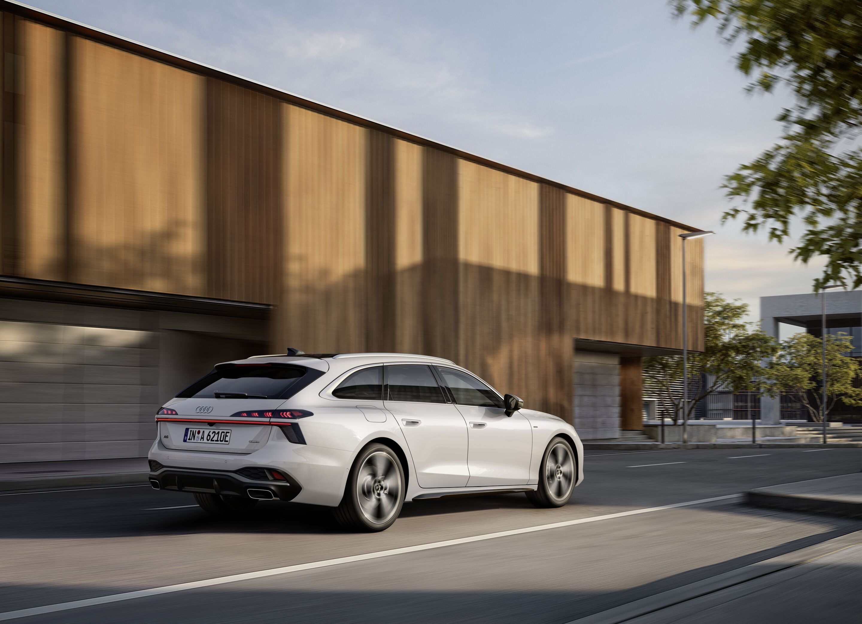 Audi A6 Avant e-hybrid quattro - Dynamic photo,
Colour: Glacier white
