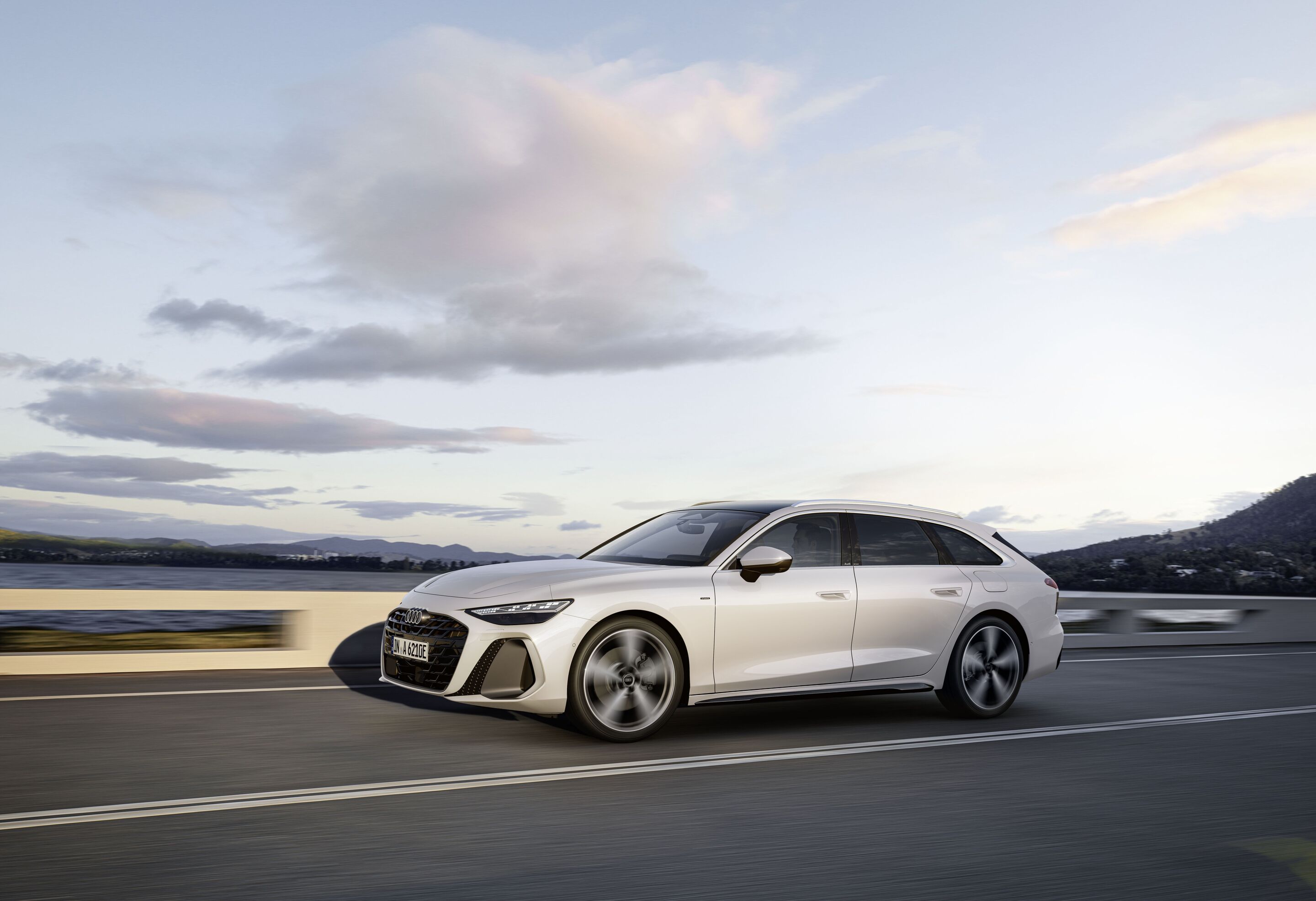 Audi A6 Avant e-hybrid quattro - Dynamic photo,
Colour: Glacier white
