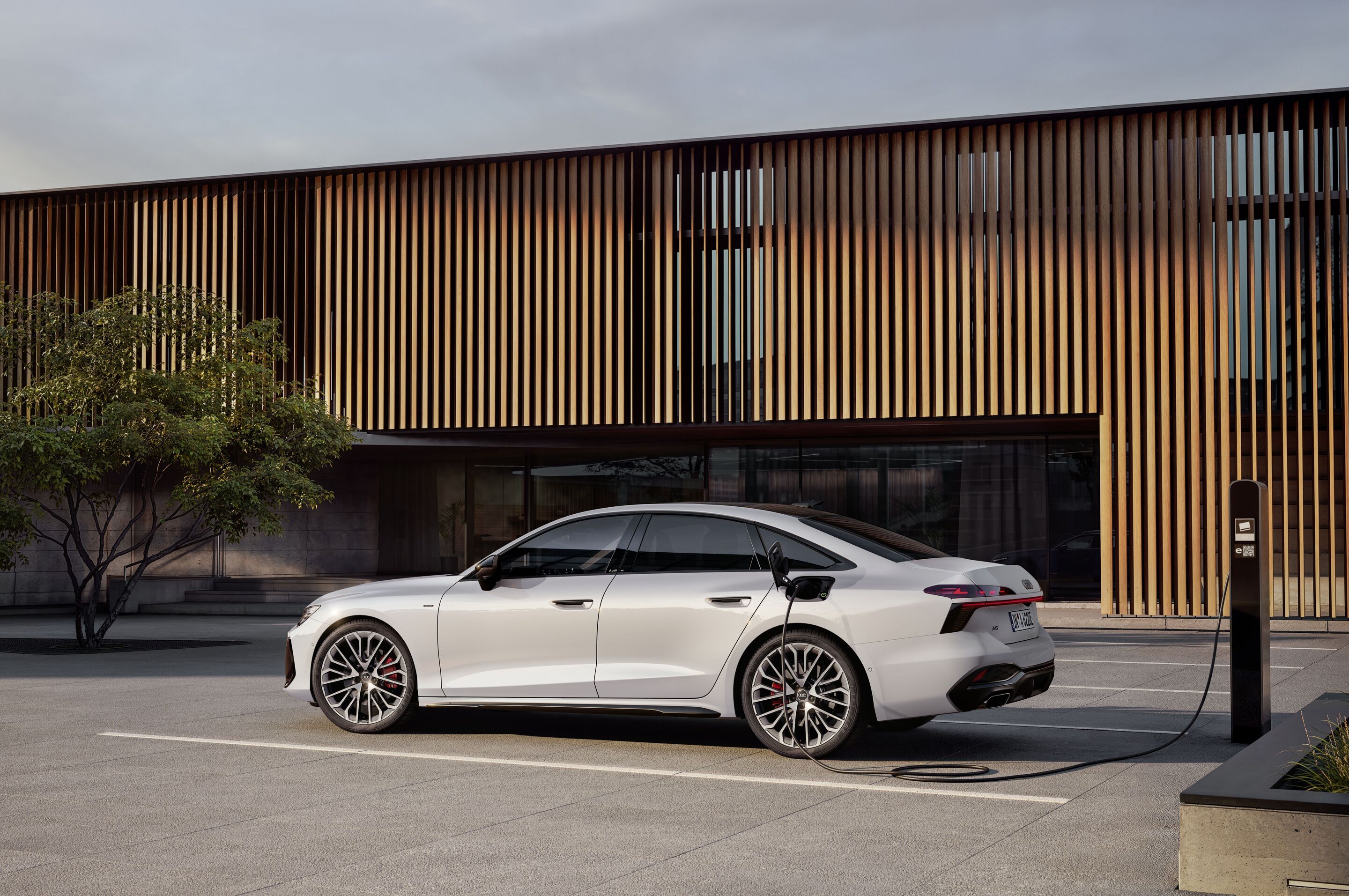 Audi A6 Sedan e-hybrid quattro - Static photo,
Colour: Glacier white