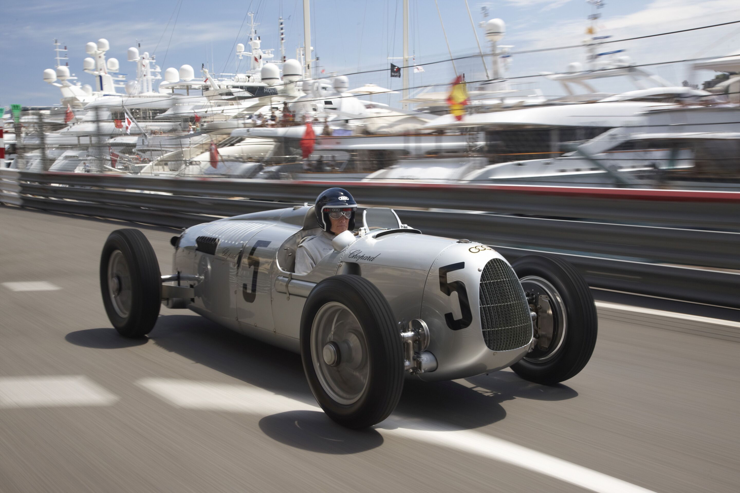 2025 wird das Audi museum mobile 25 Jahre - Formel 1-Ikone Jacky Ickx im Auto Union Typ C, in dem Bernd Rosemeyer in den 1930er Jahren seine Siege feierte.