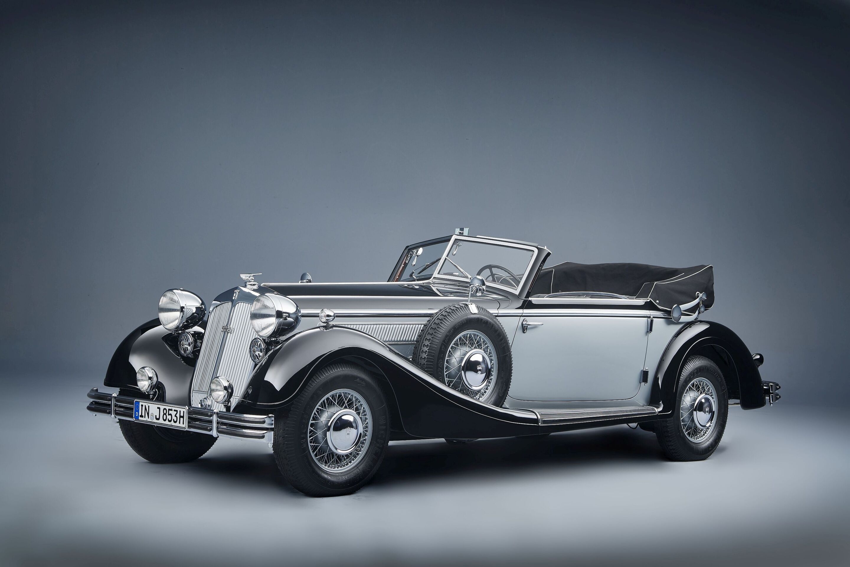 2025 wird das Audi museum mobile 25 Jahre - Das Horch 853 A Sportcabriolet (Studioaufnahme).