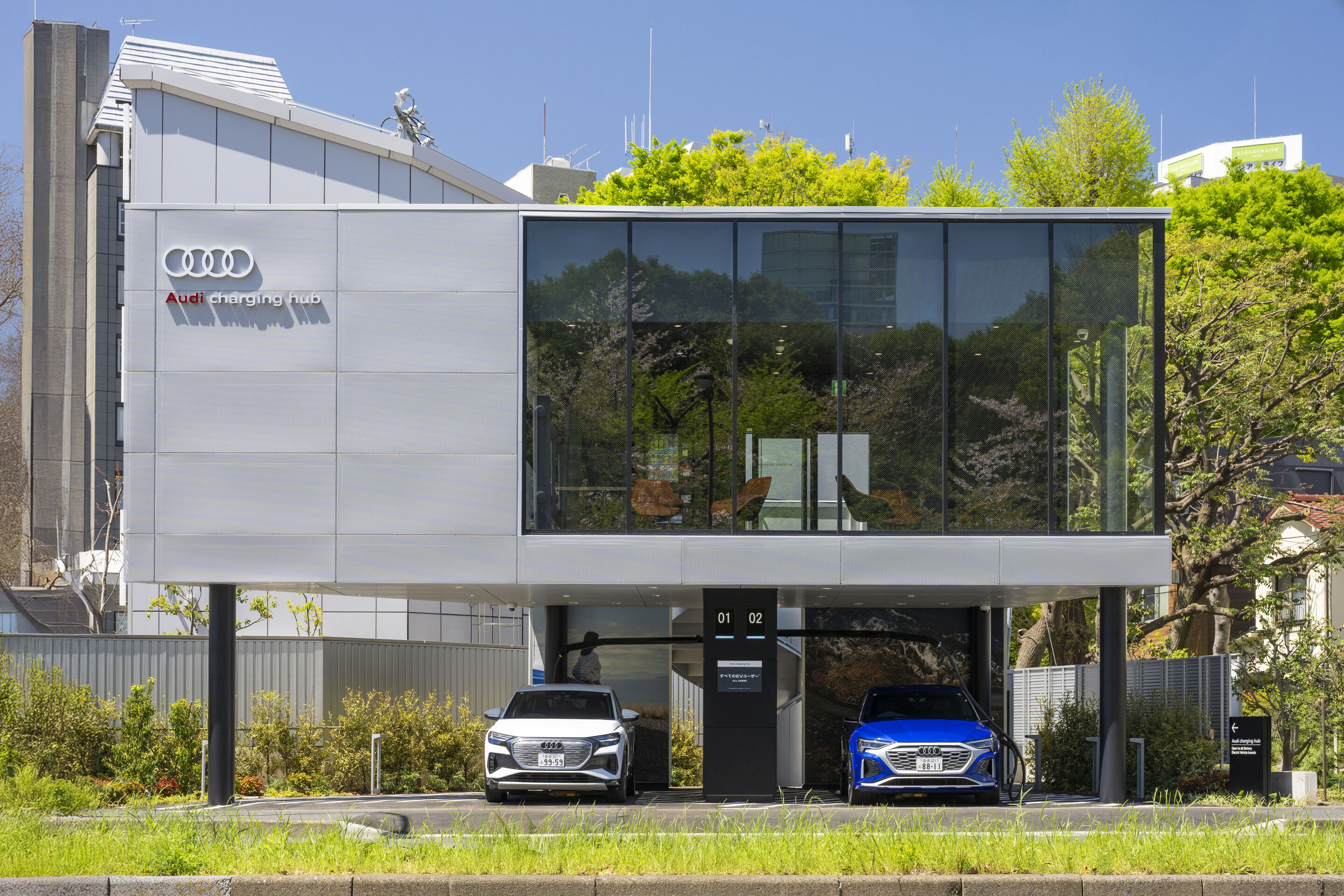 Audi charging hub in Shibakōen – second in Tokyo - Audi opened its second charging hub in Tokyo on April 24, 2025, and is expanding its global fast-charging network further.