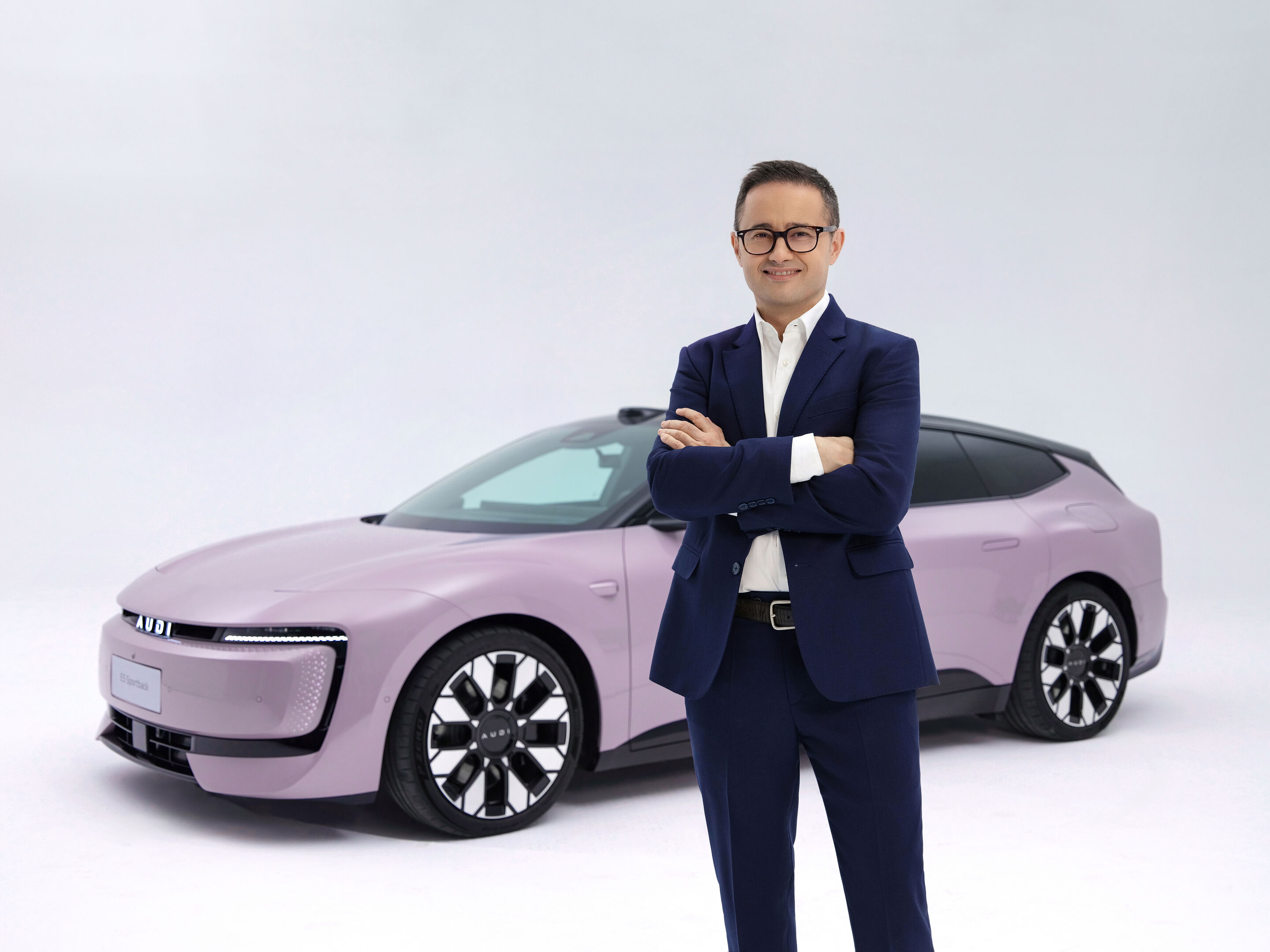 Fermín Soneira vor dem AUDI E5 Sportback - Fermín Soneira, CEO of Audi and SAIC Cooperation Project vor dem AUDI E5 Sportback
Standaufnahme
Farbe: Morning Haze