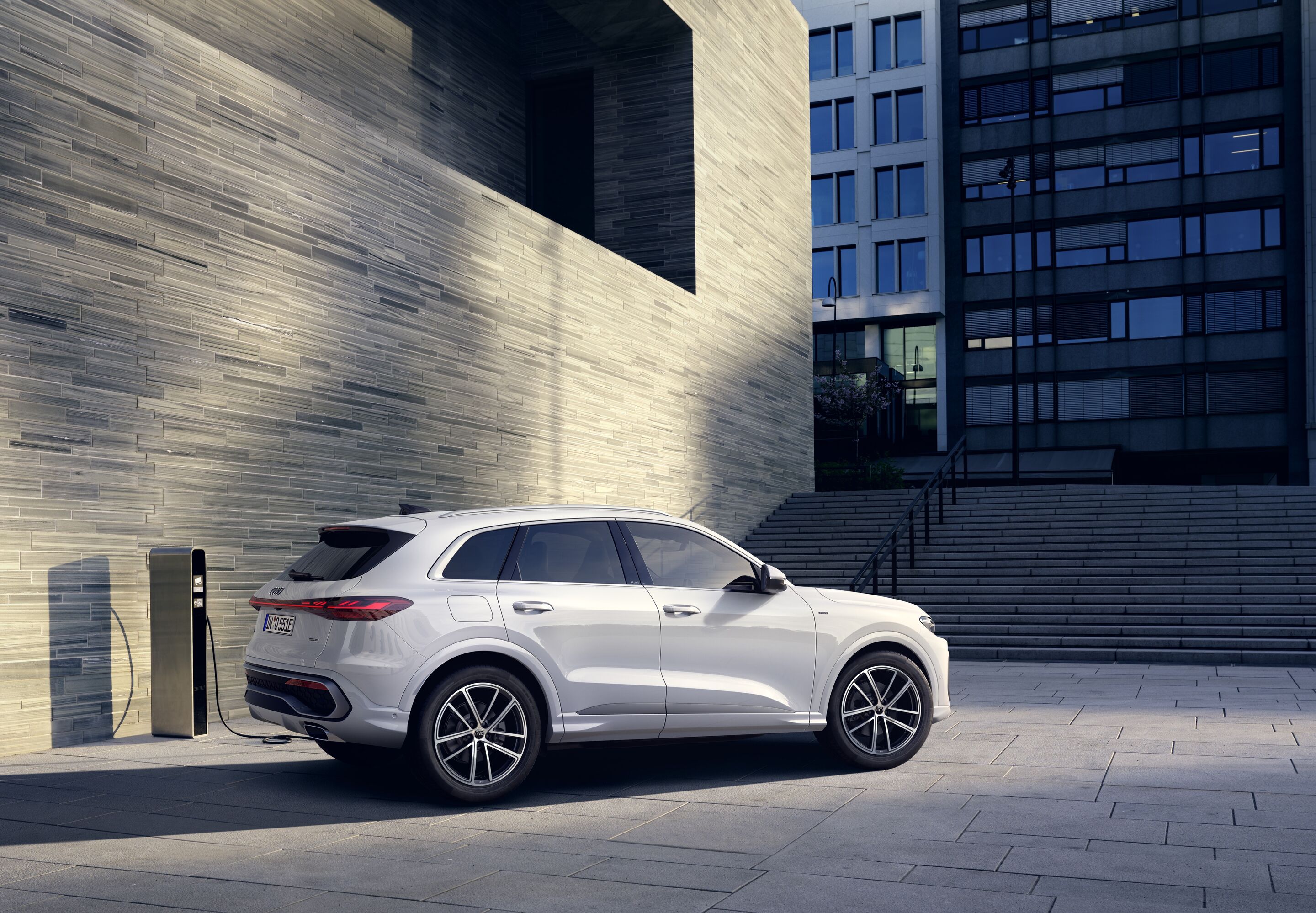 Audi Q5 SUV e-hybrid - Static photo,
Colour: Glacier white