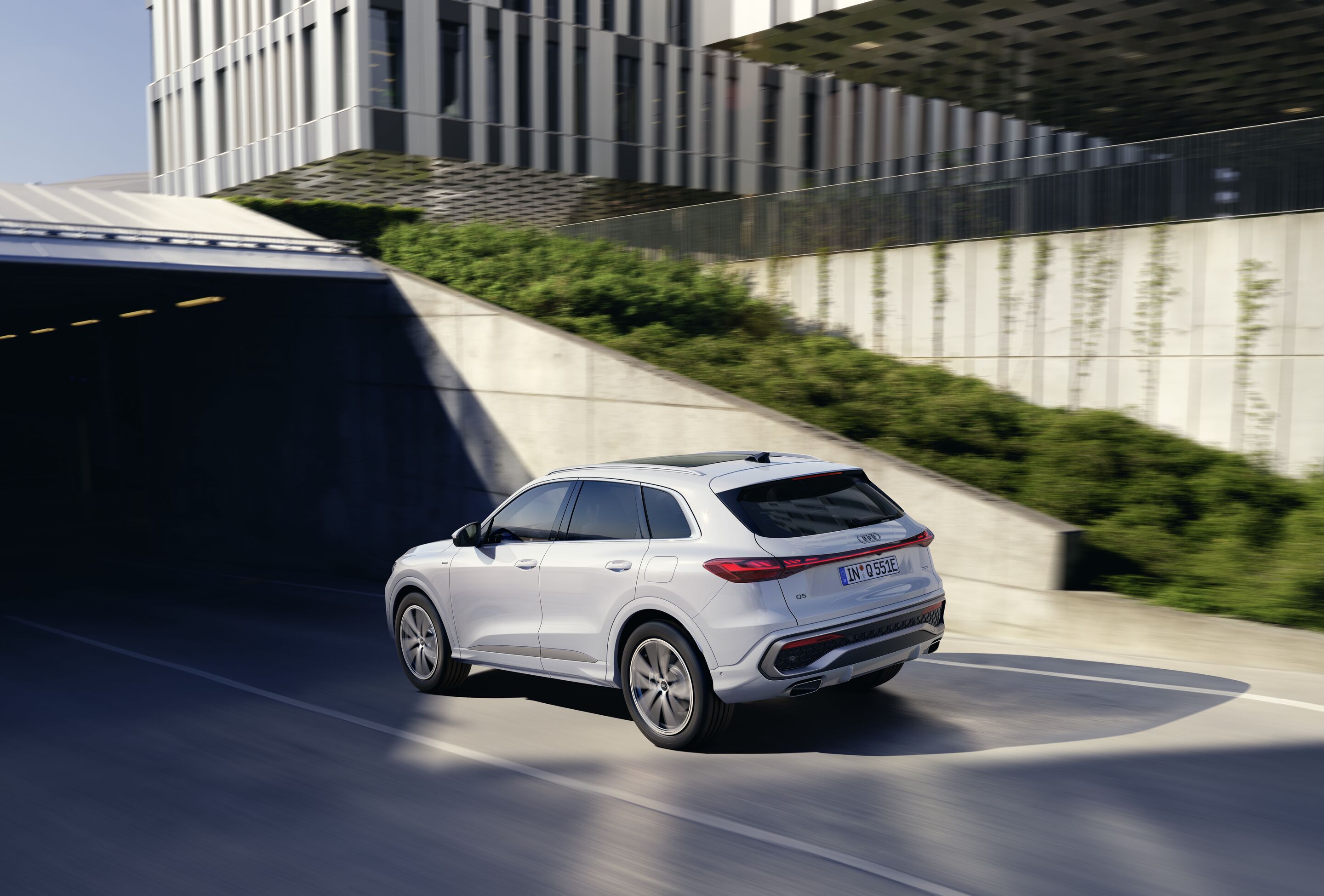 Audi Q5 SUV e-hybrid - Dynamic photo,
Colour: Glacier white