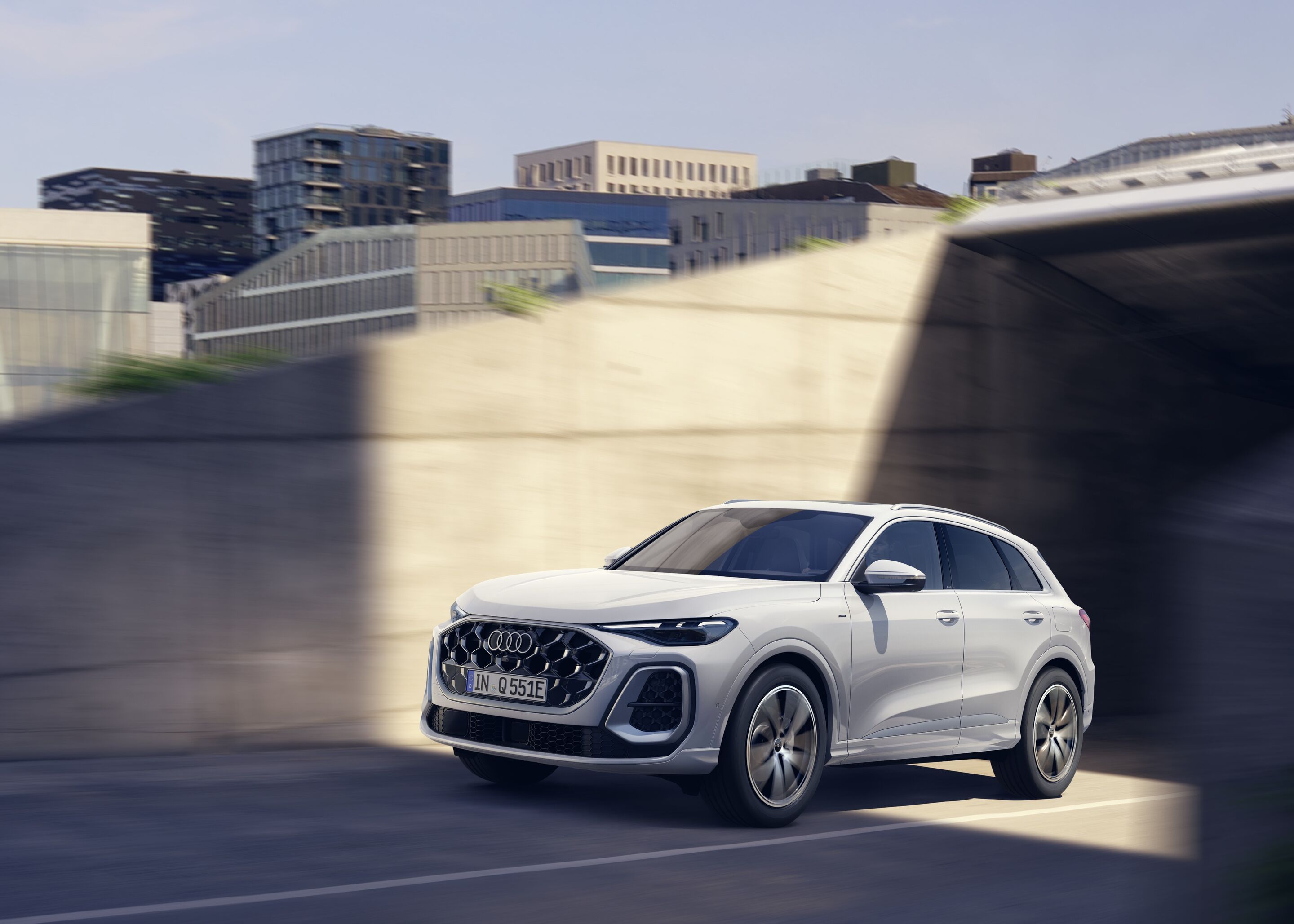 Audi Q5 SUV e-hybrid - Dynamic photo,
Colour: Glacier white