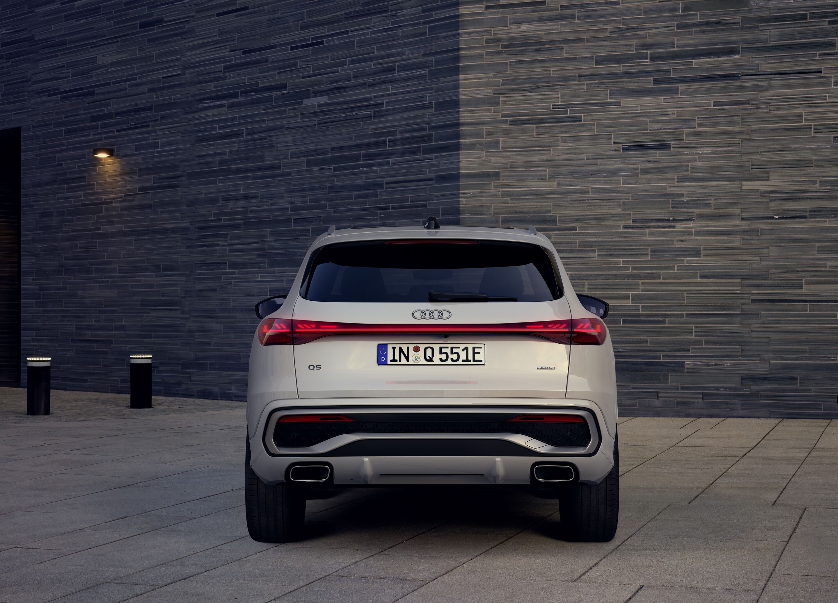 Audi Q5 SUV e-hybrid - Static photo,
Colour: Glacier white