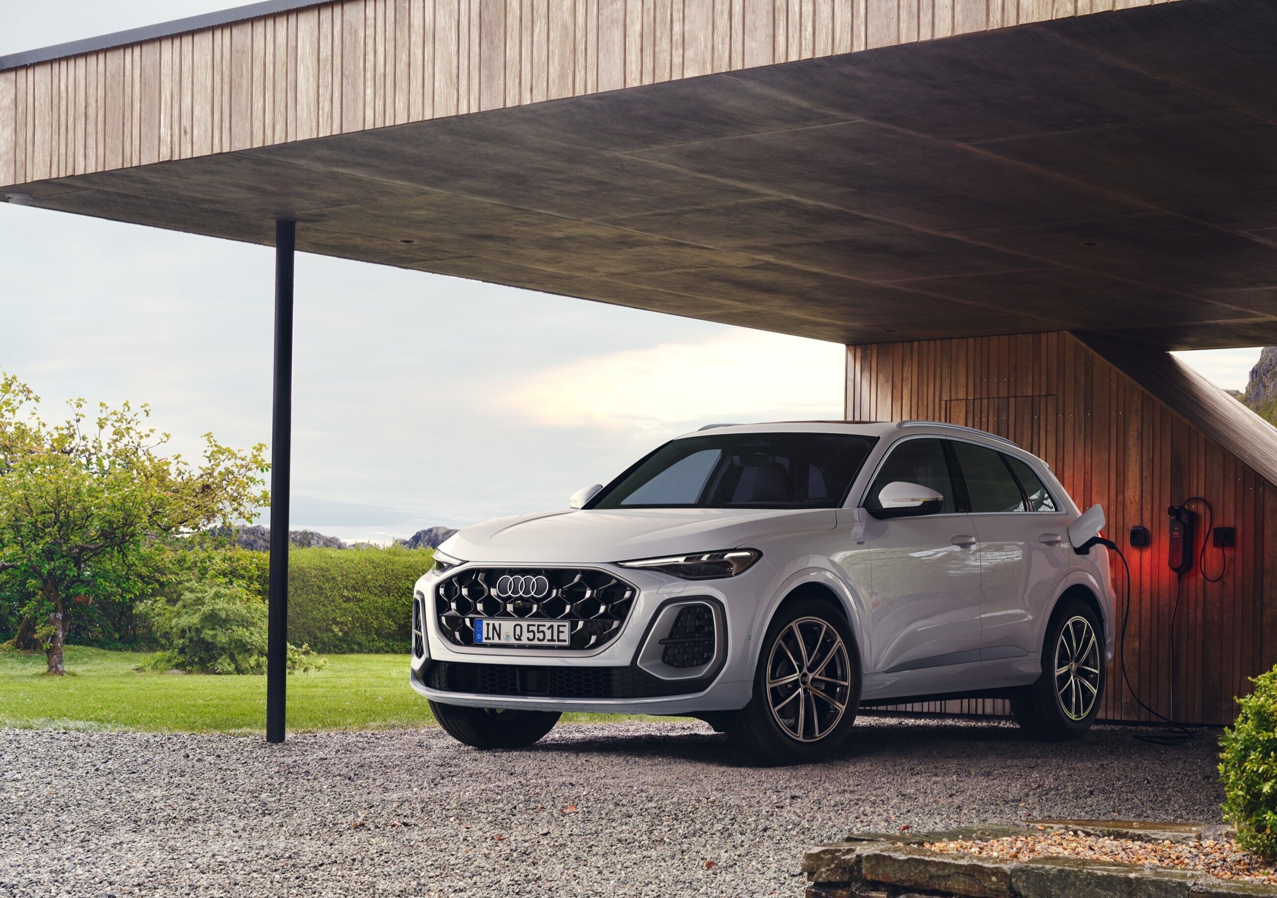 Audi Q5 SUV e-hybrid - Static photo,
Colour: Glacier white