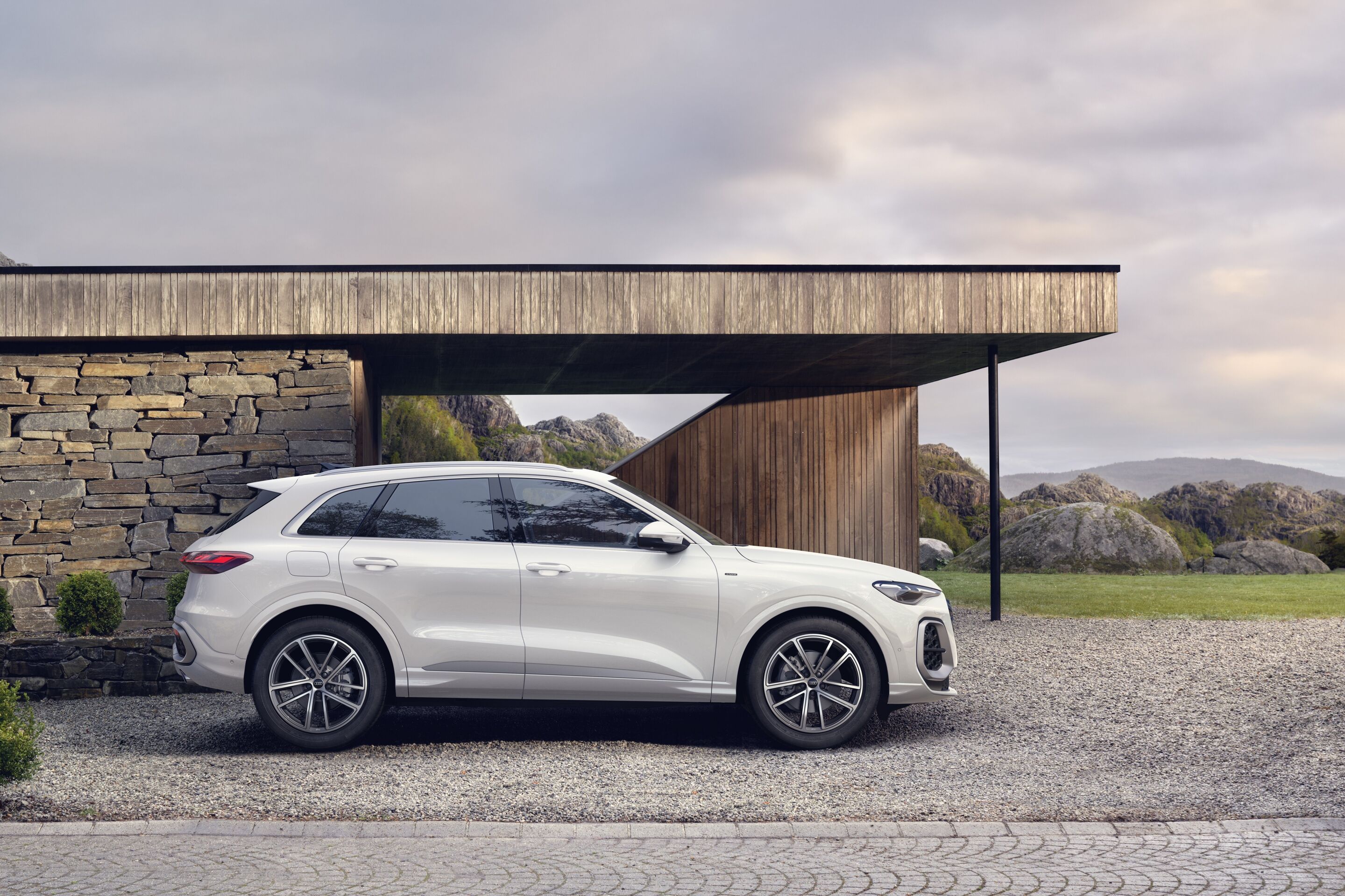 Audi Q5 SUV e-hybrid - Static photo,
Colour: Glacier white