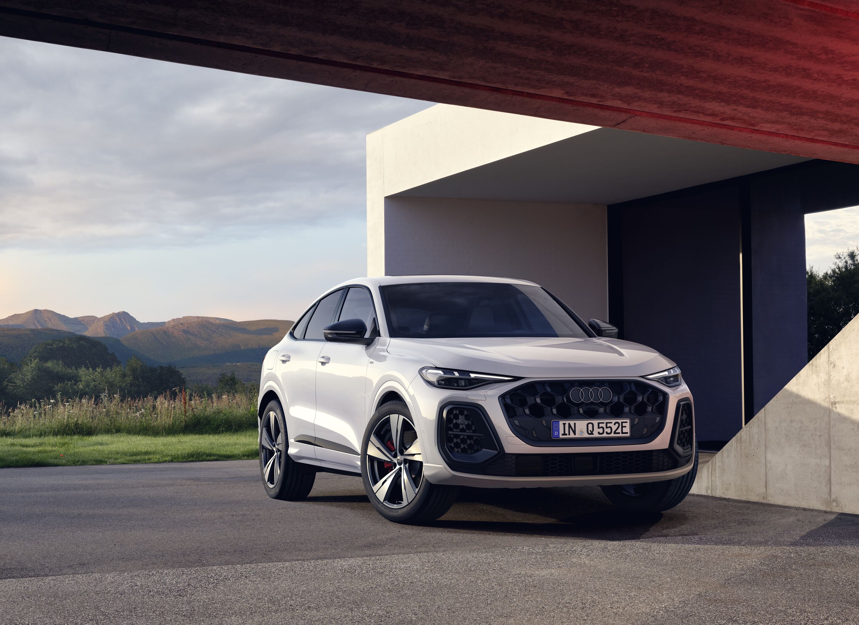 Audi Q5 Sportback e-hybrid - Static photo,
Colour: Glacier white