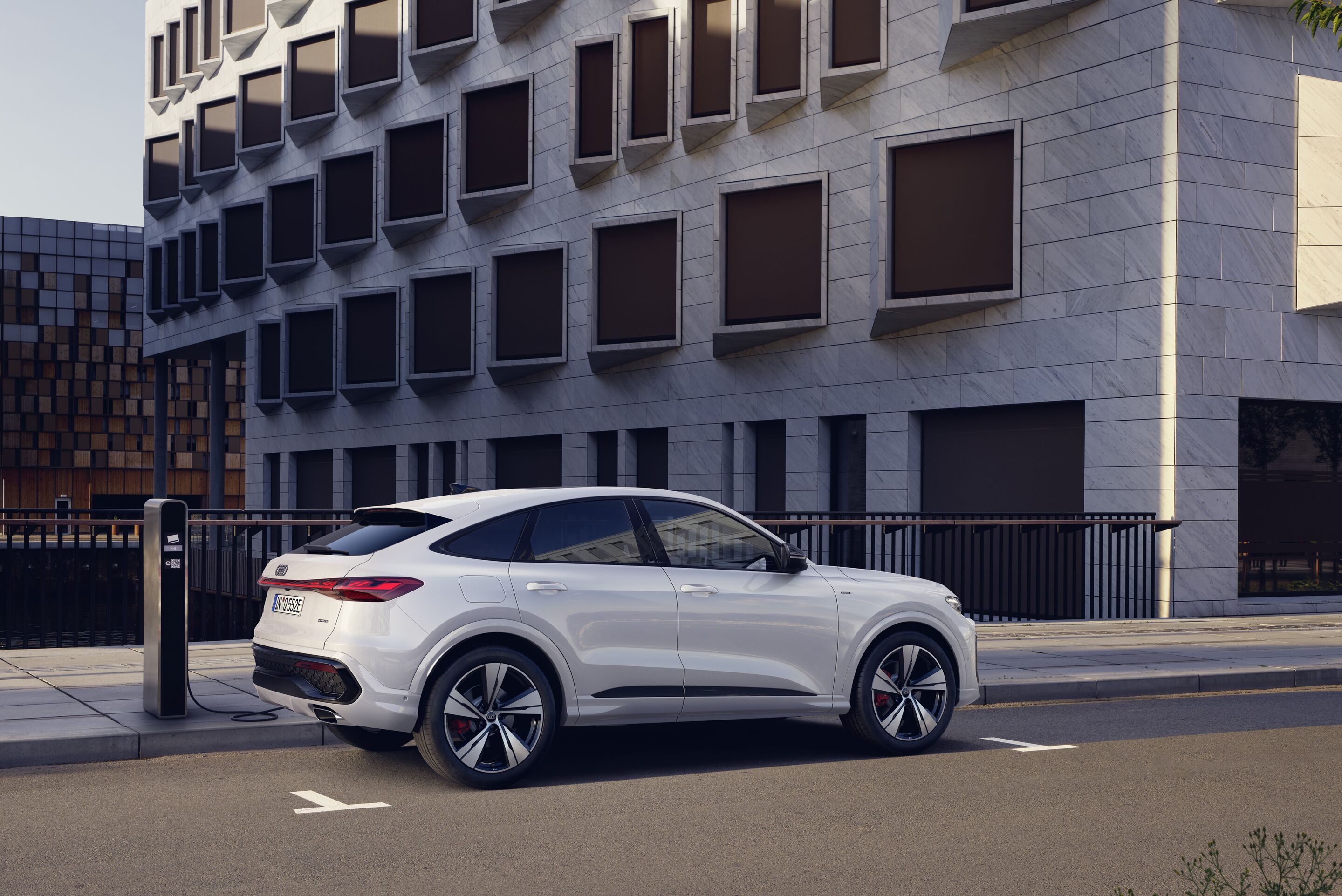 Audi Q5 Sportback e-hybrid - Static photo,
Colour: Glacier white
