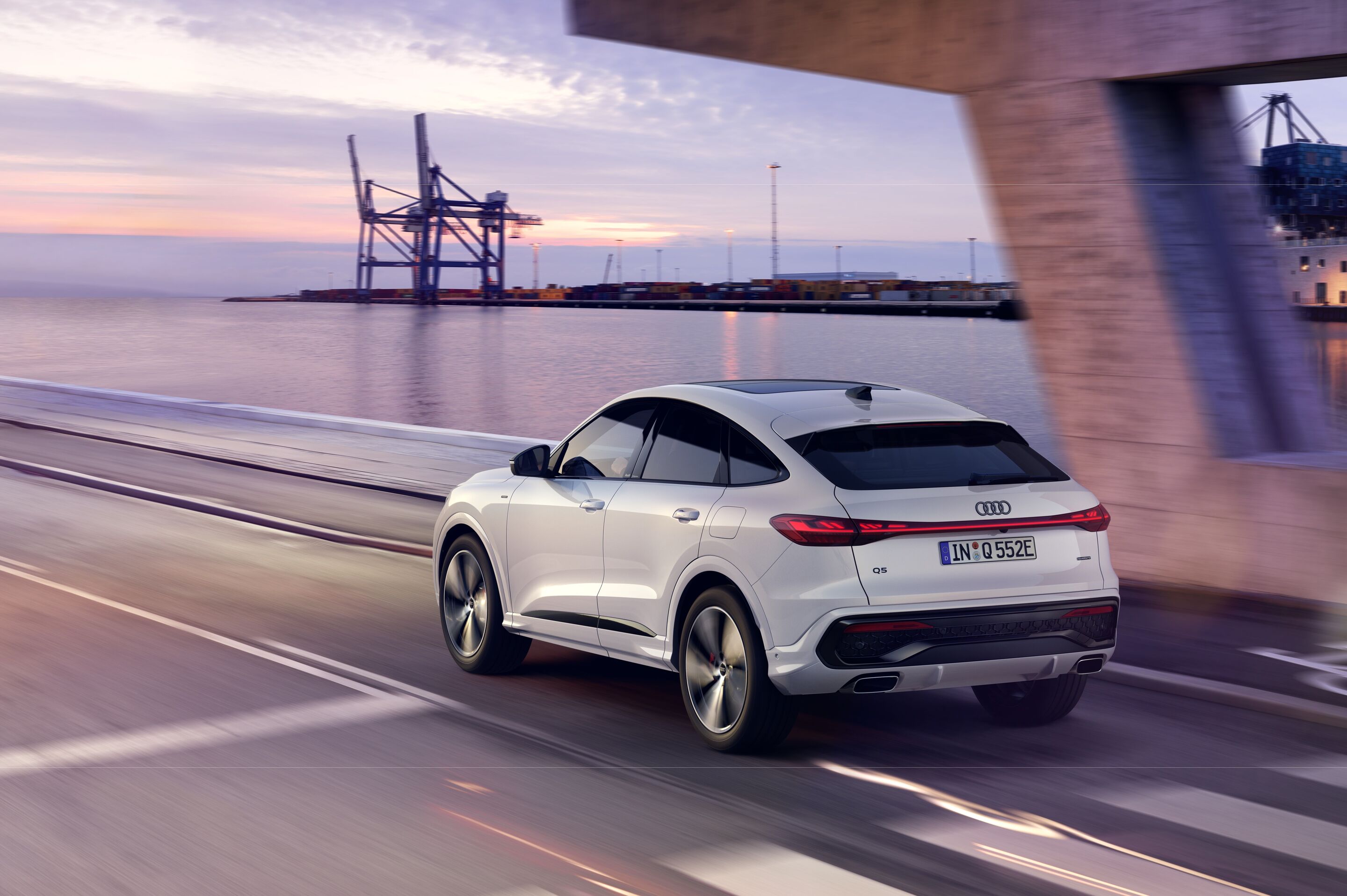 Audi Q5 Sportback e-hybrid - Dynamic photo,
Colour: Glacier white