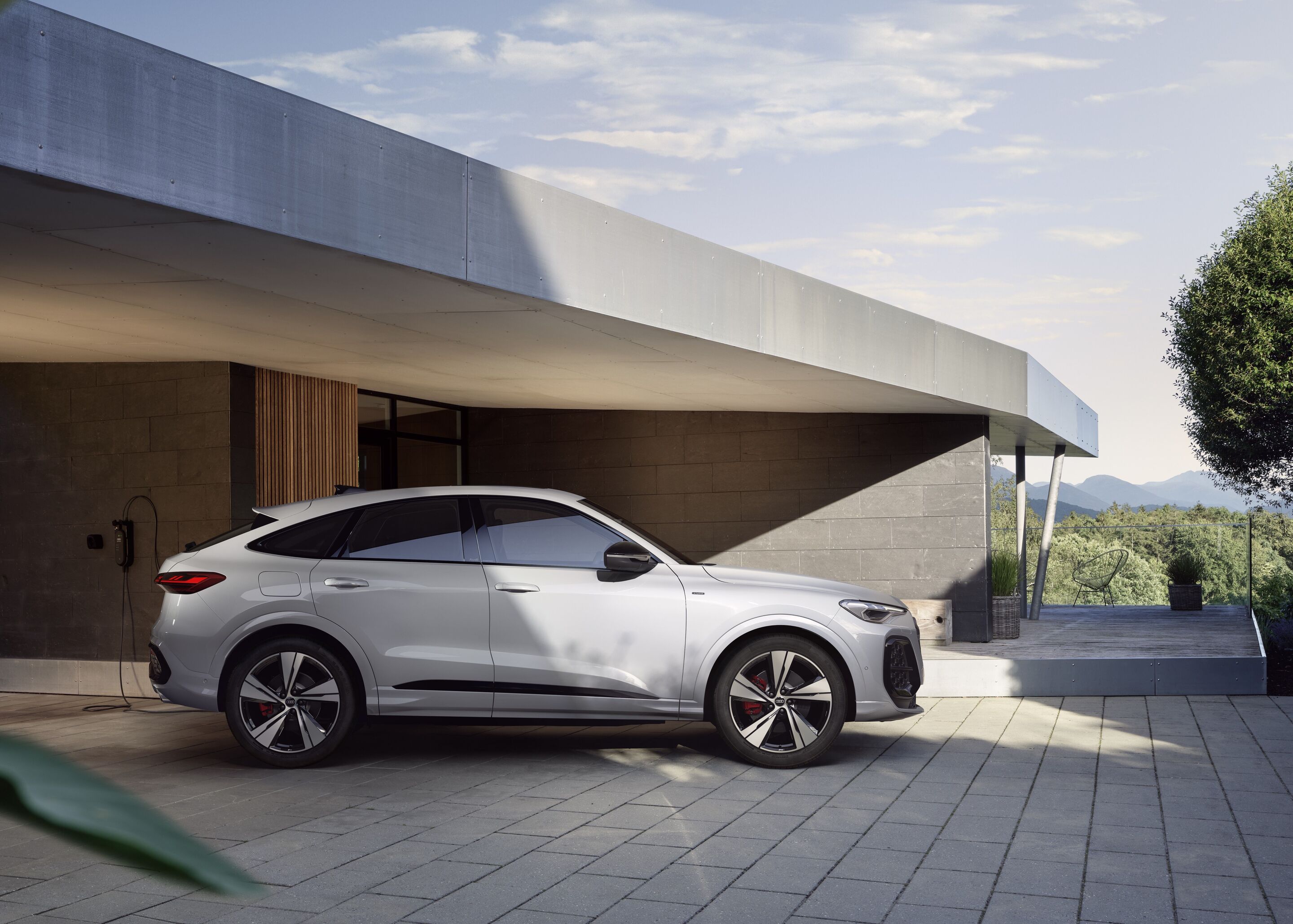 Audi Q5 Sportback e-hybrid - Static photo,
Colour: Glacier white