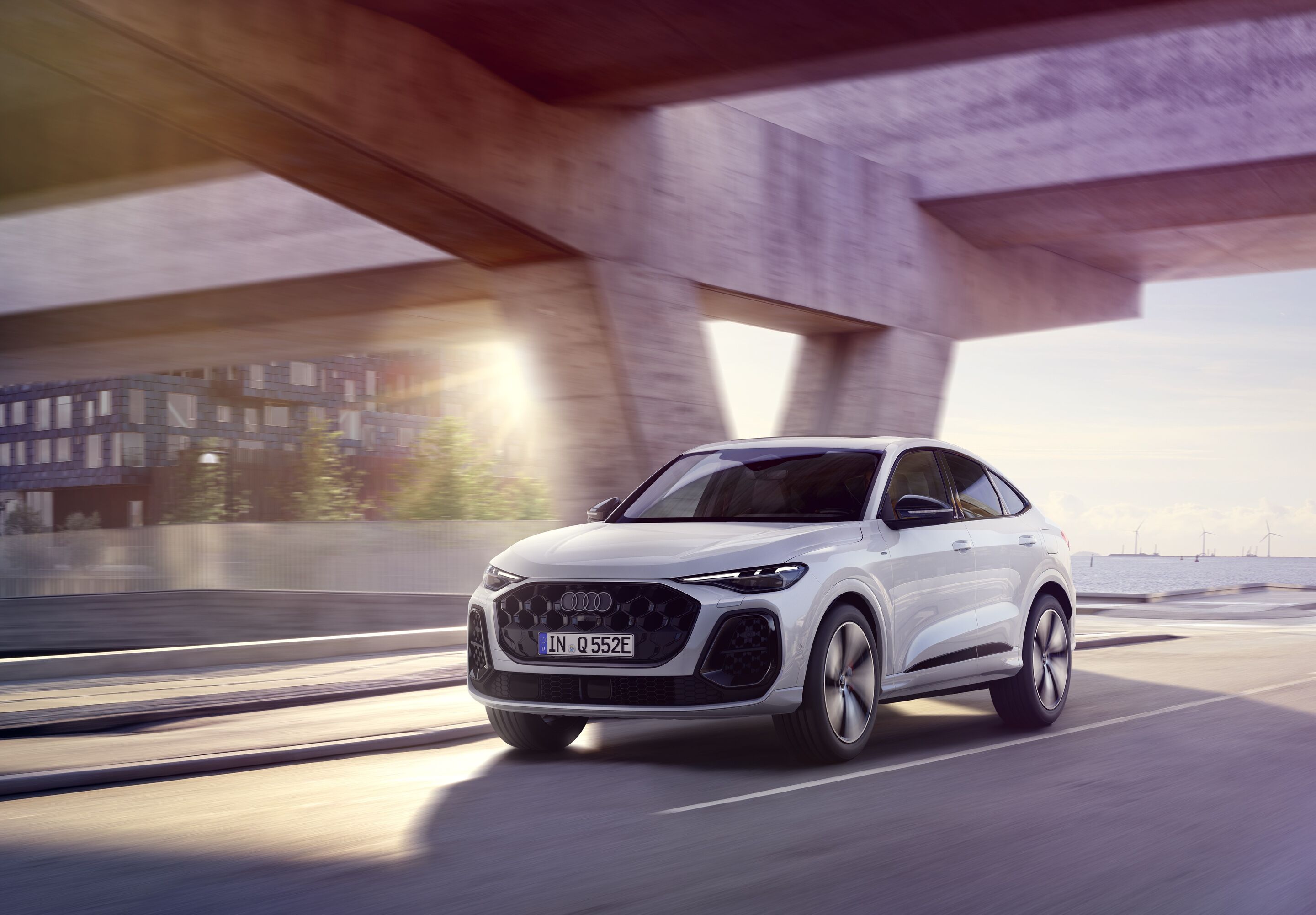 Audi Q5 Sportback e-hybrid - Static photo,
Colour: Glacier white