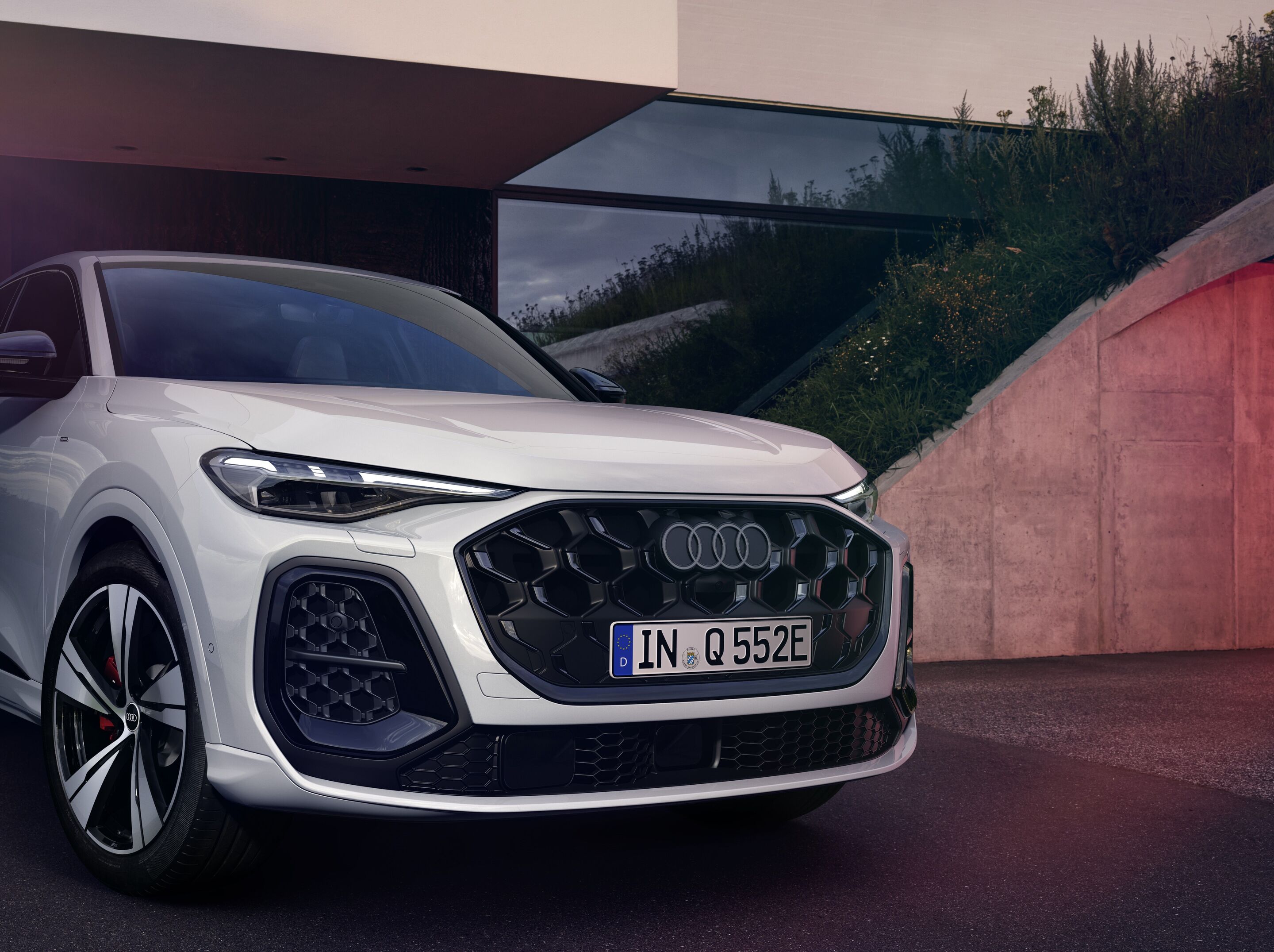 Audi Q5 Sportback e-hybrid - Static photo,
Colour: Glacier white
