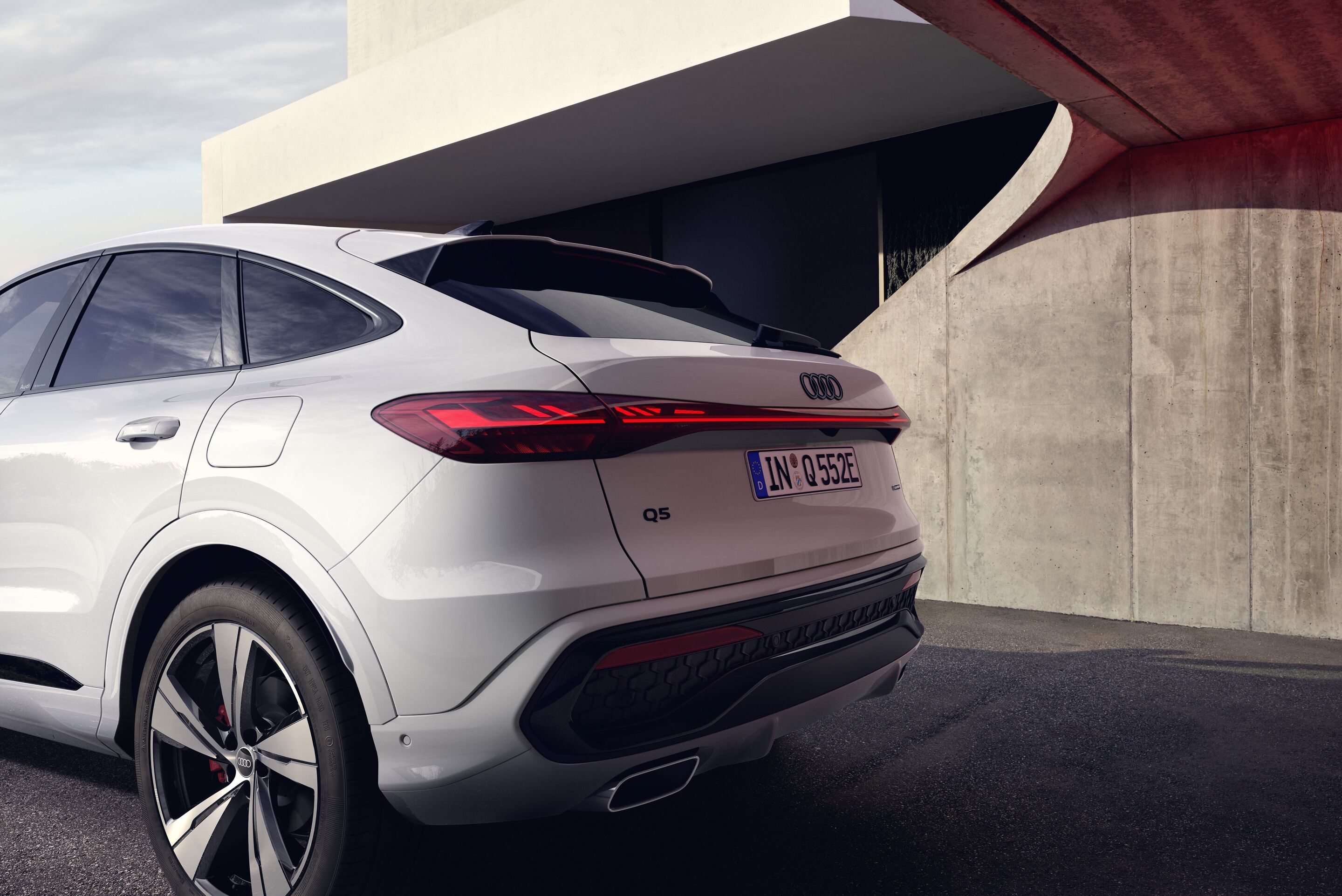 Audi Q5 Sportback e-hybrid - Detail,
Colour: Glacier white