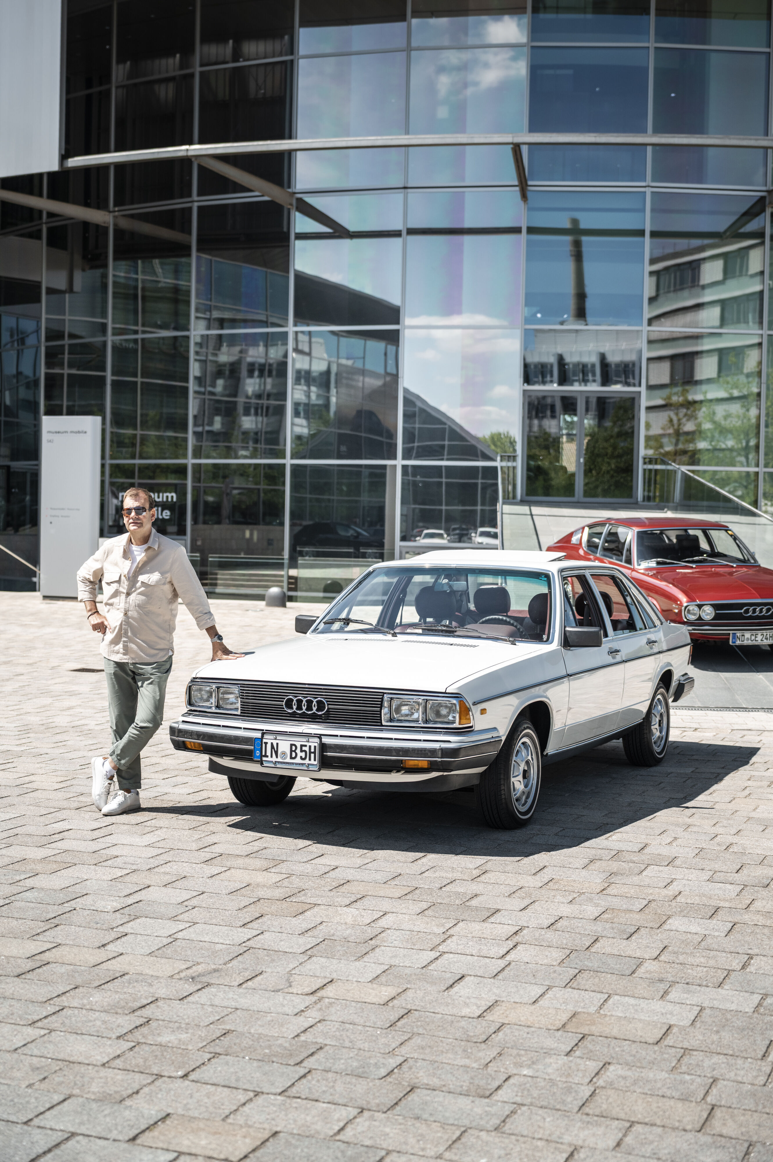 Audi 5000 S (C2) – Interieurklassiker in Bordeaux - Gary Teelak besitzt diesen seltenen Audi 5000 S (Baujahr 1981) mit originalem bordeauxrotem Lederinterieur seit 2008. Die außergewöhnliche Farbkombination mit Alpinweiß ist weltweit fast einzigartig...
