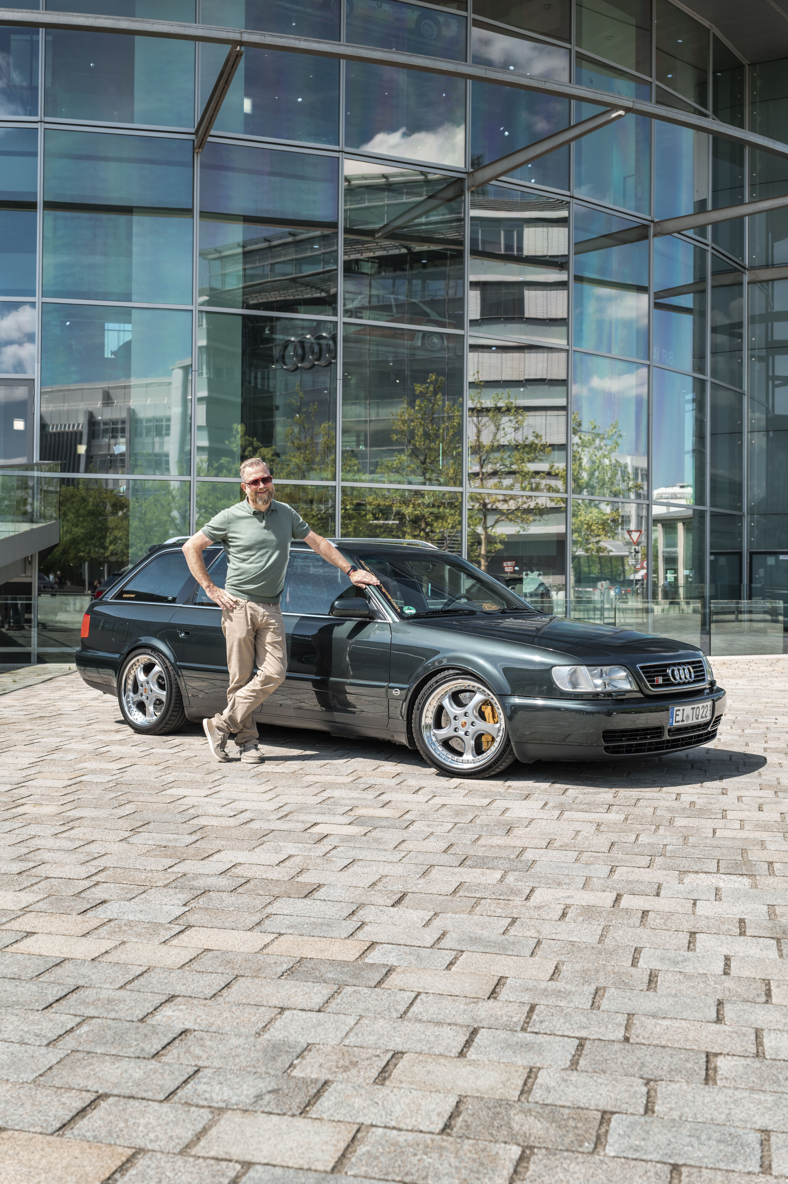 Audi S6 Avant (C4) – Fünfzylinder mit Familiengeschichte - Horst Gössinger fährt diesen Audi S6 2.2T Avant (Baujahr 1996) seit 2007 als Sommerfahrzeug. Der Fünfzylinder-Turbo in Ragusa Metallic steht für Fahrspaß, Kontinuität – und wird schon bald an...