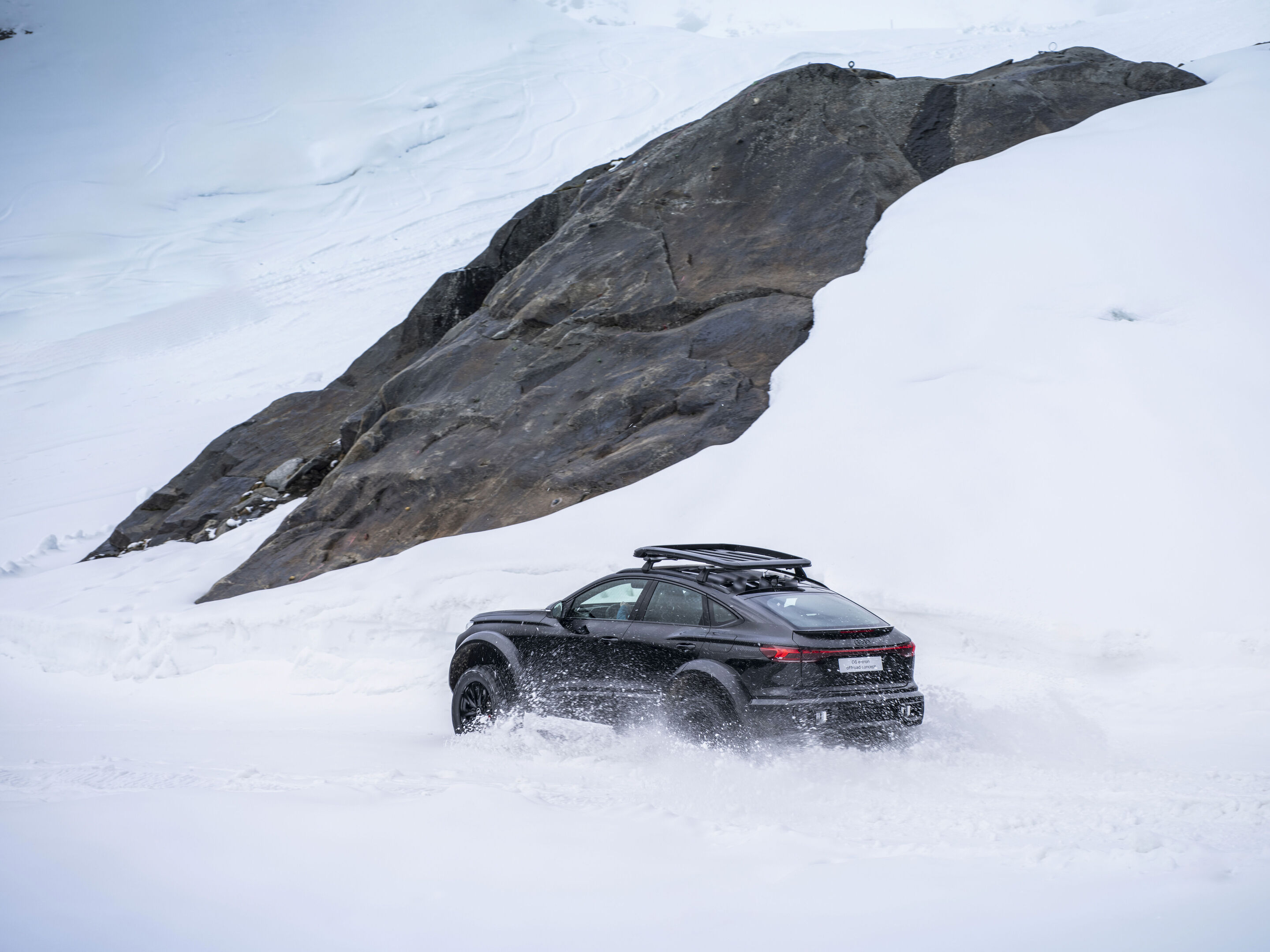 Audi Q6 e-tron offroad concept im Kaunertal - Fahraufnahme im Kaunertal, Österreich
Farbe: Mythosschwarz Metallic, spezielle Folierung