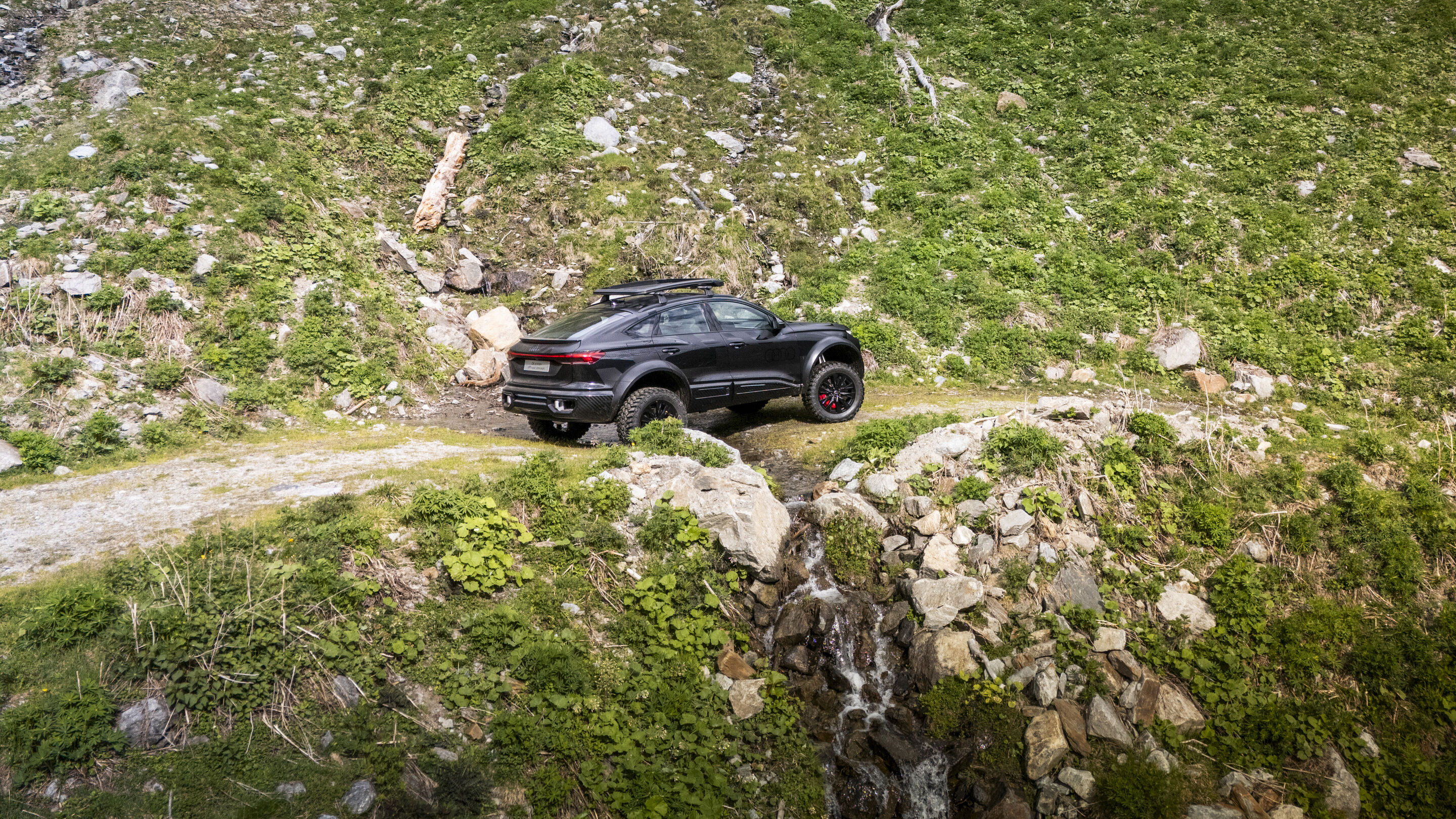 Audi Q6 e-tron offroad concept in Kaunertal - Dynamic photo in Kaunertal, Austria
Colour: Mythos black metallic, specific wrapping