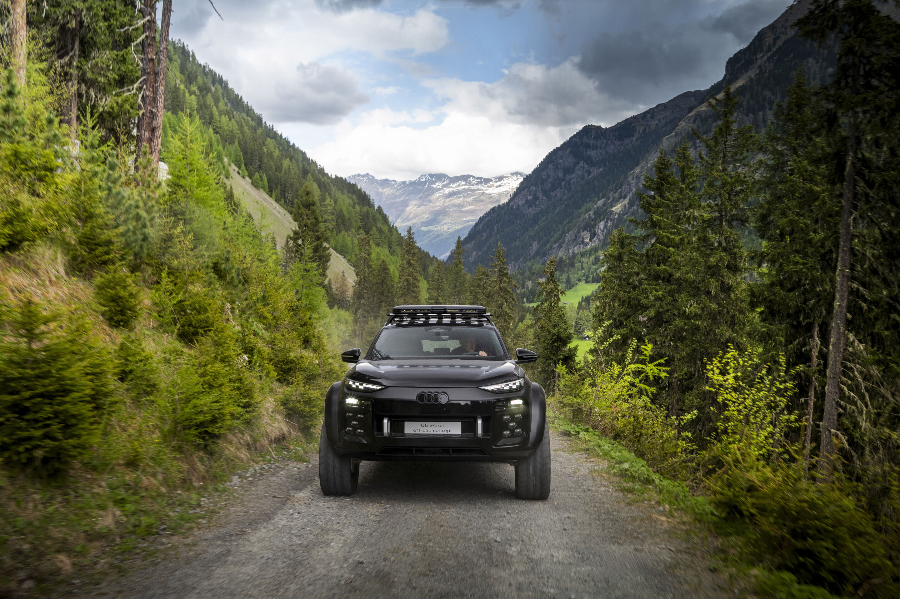 Audi Q6 e-tron offroad concept in Kaunertal - Static photo in Kaunertal, Austria,
Colour: Mythos black metallic, specific wrapping