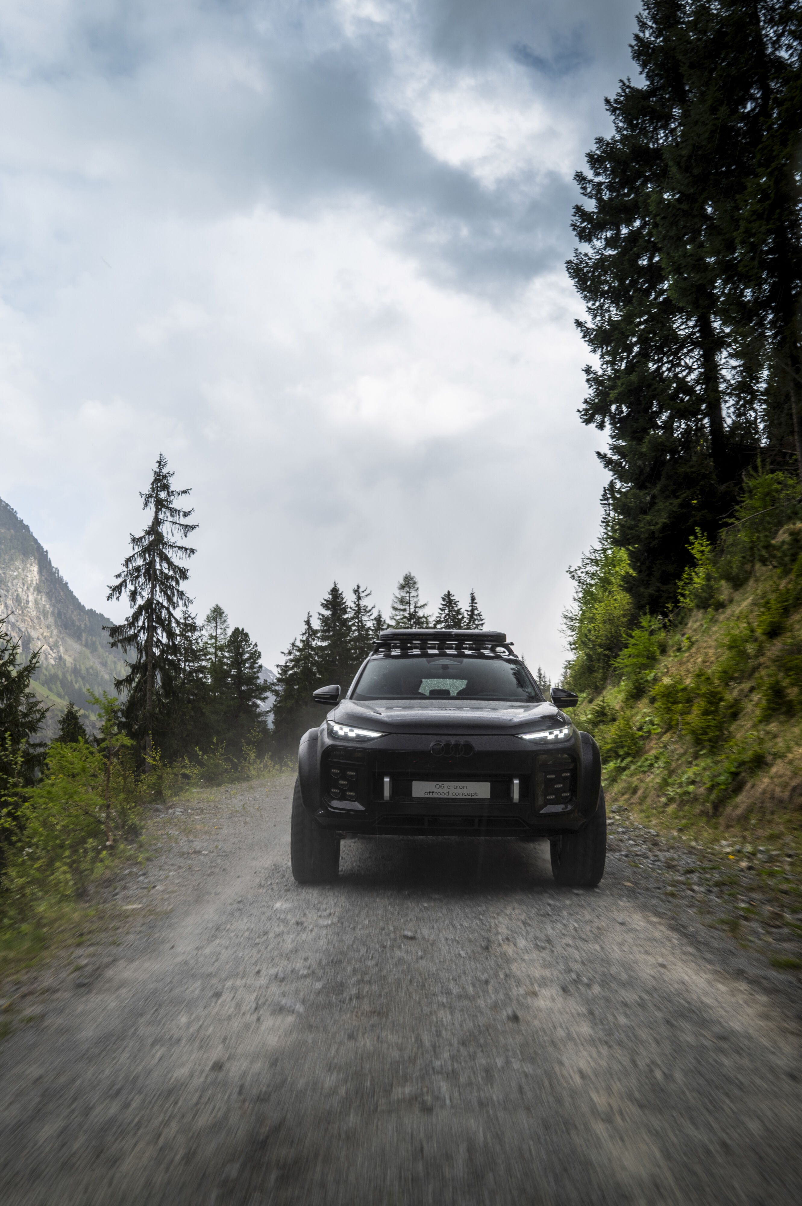 Audi Q6 e-tron offroad concept im Kaunertal - Standaufnahme im Kaunertal, Österreich
Farbe: Mythosschwarz Metallic, spezielle Folierung