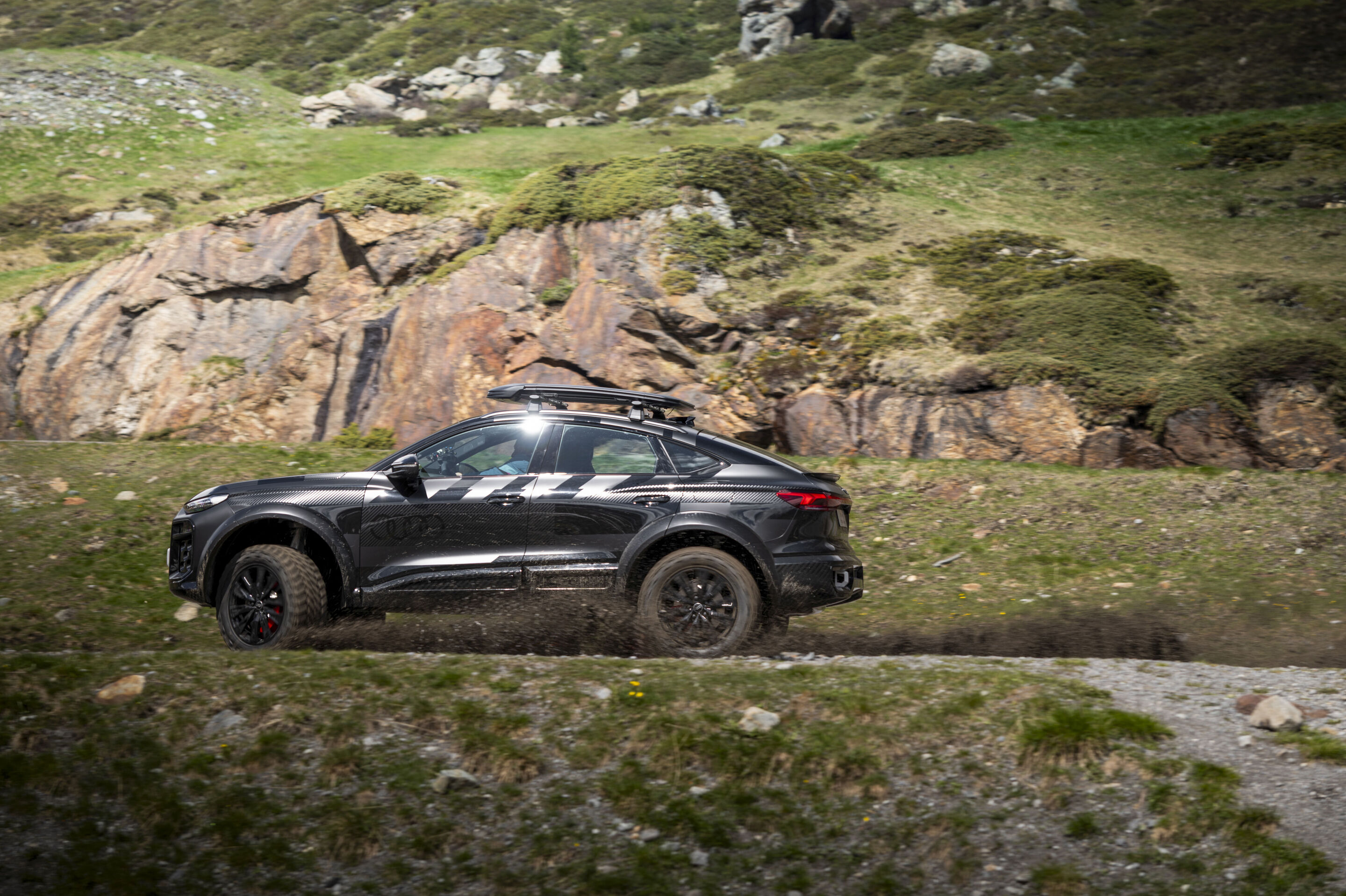 Audi Q6 e-tron offroad concept in Kaunertal - Dynamic photo in Kaunertal, Austria
Colour: Mythos black metallic, specific wrapping