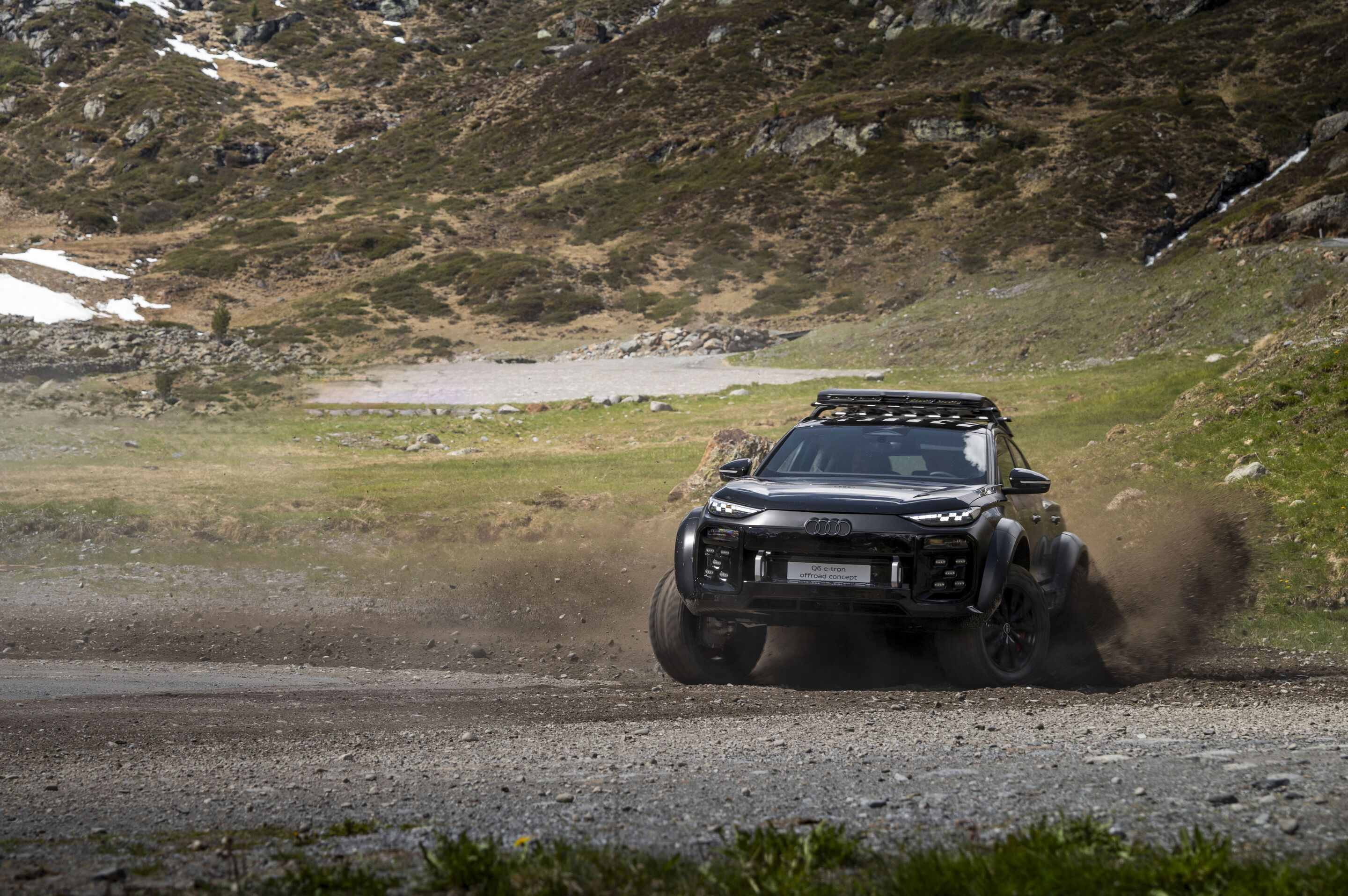 Audi Q6 e-tron offroad concept im Kaunertal - Fahraufnahme im Kaunertal, Österreich
Farbe: Mythosschwarz Metallic, spezielle Folierung
