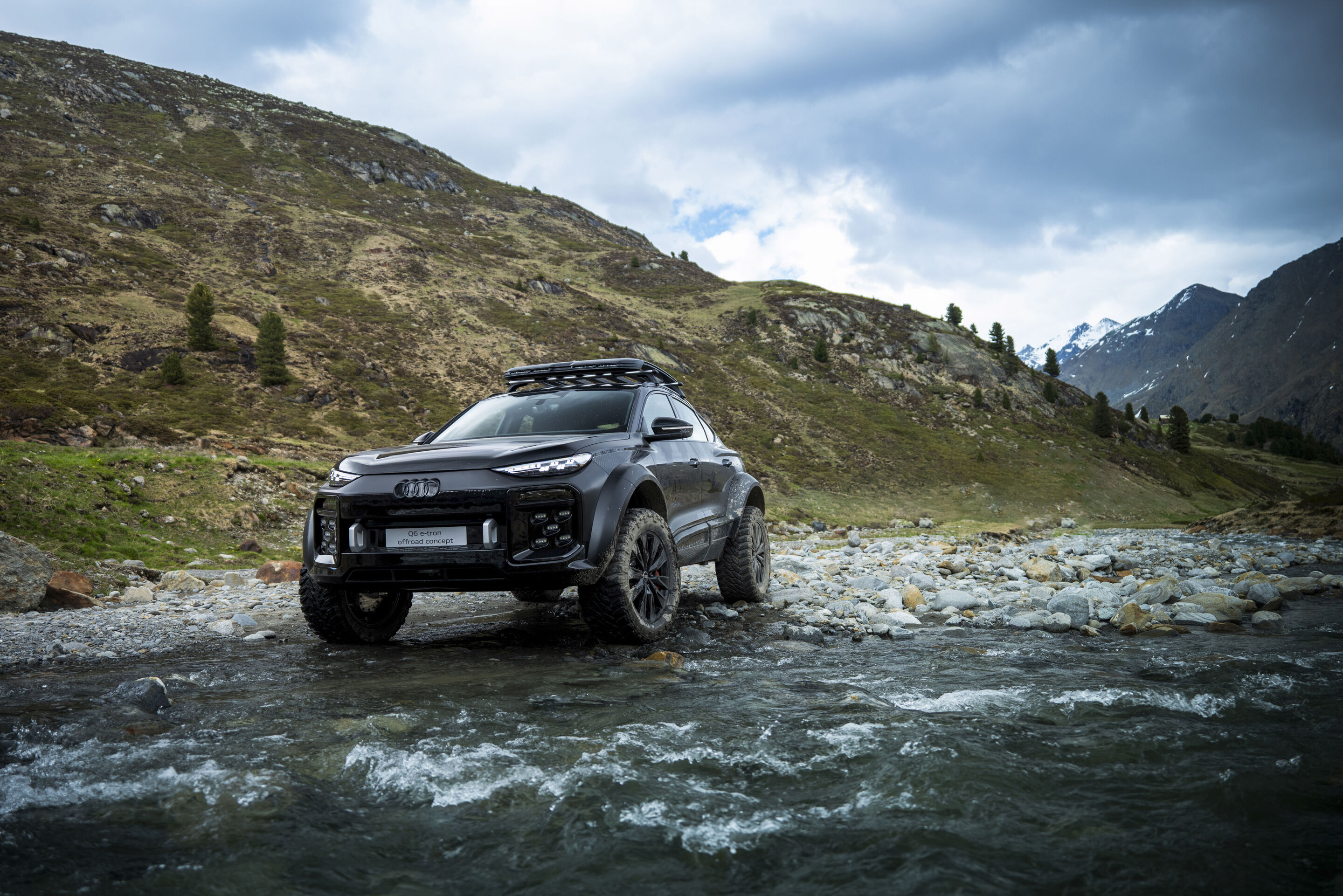 Audi Q6 e-tron offroad concept in Kaunertal - Static photo in Kaunertal, Austria,
Colour: Mythos black metallic, specific wrapping