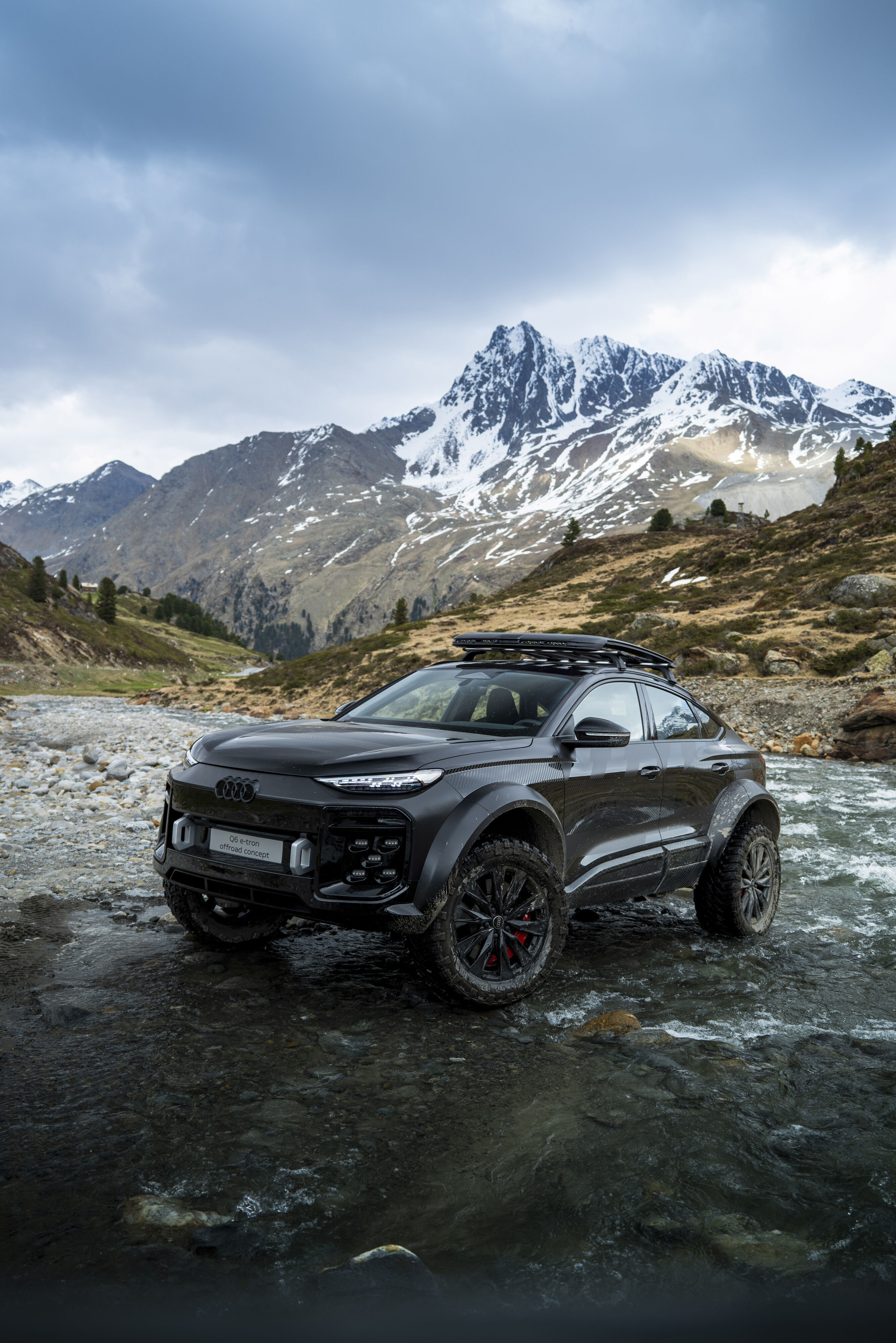 Audi Q6 e-tron offroad concept im Kaunertal - Standaufnahme im Kaunertal, Österreich
Farbe: Mythosschwarz Metallic, spezielle Folierung