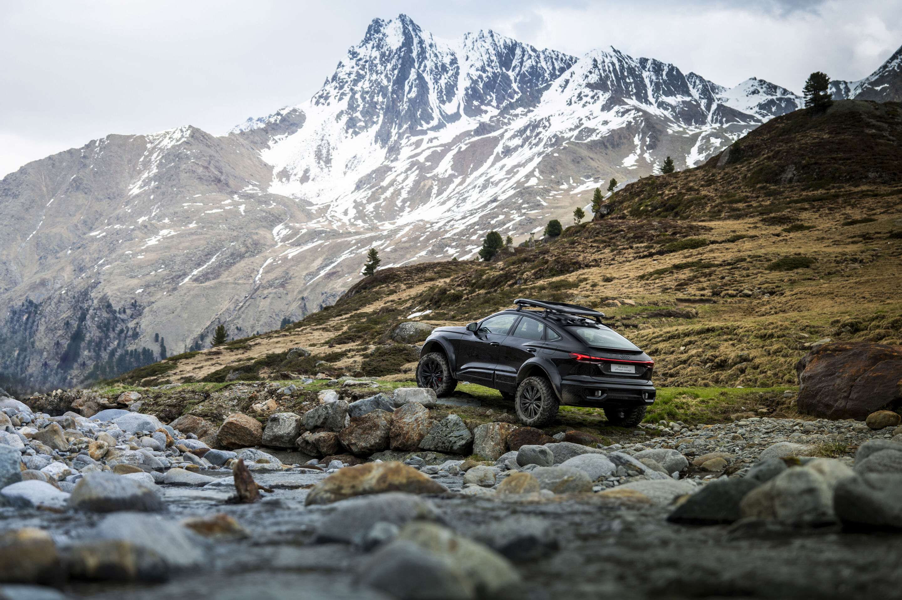Audi Q6 e-tron offroad concept im Kaunertal - Fahraufnahme im Kaunertal, Österreich
Farbe: Mythosschwarz Metallic, spezielle Folierung