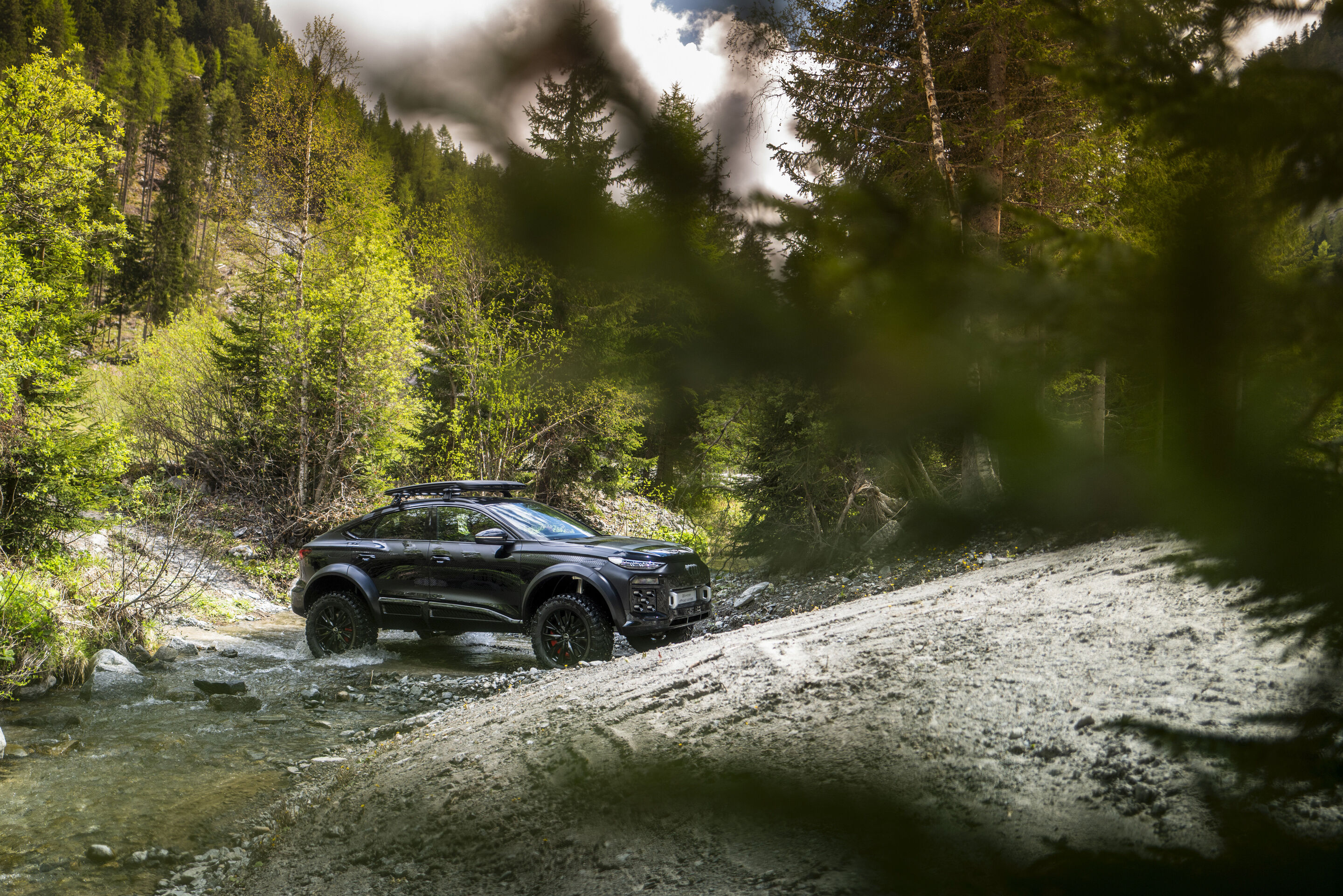 Audi Q6 e-tron offroad concept im Kaunertal - Fahraufnahme im Kaunertal, Österreich
Farbe: Mythosschwarz Metallic, spezielle Folierung