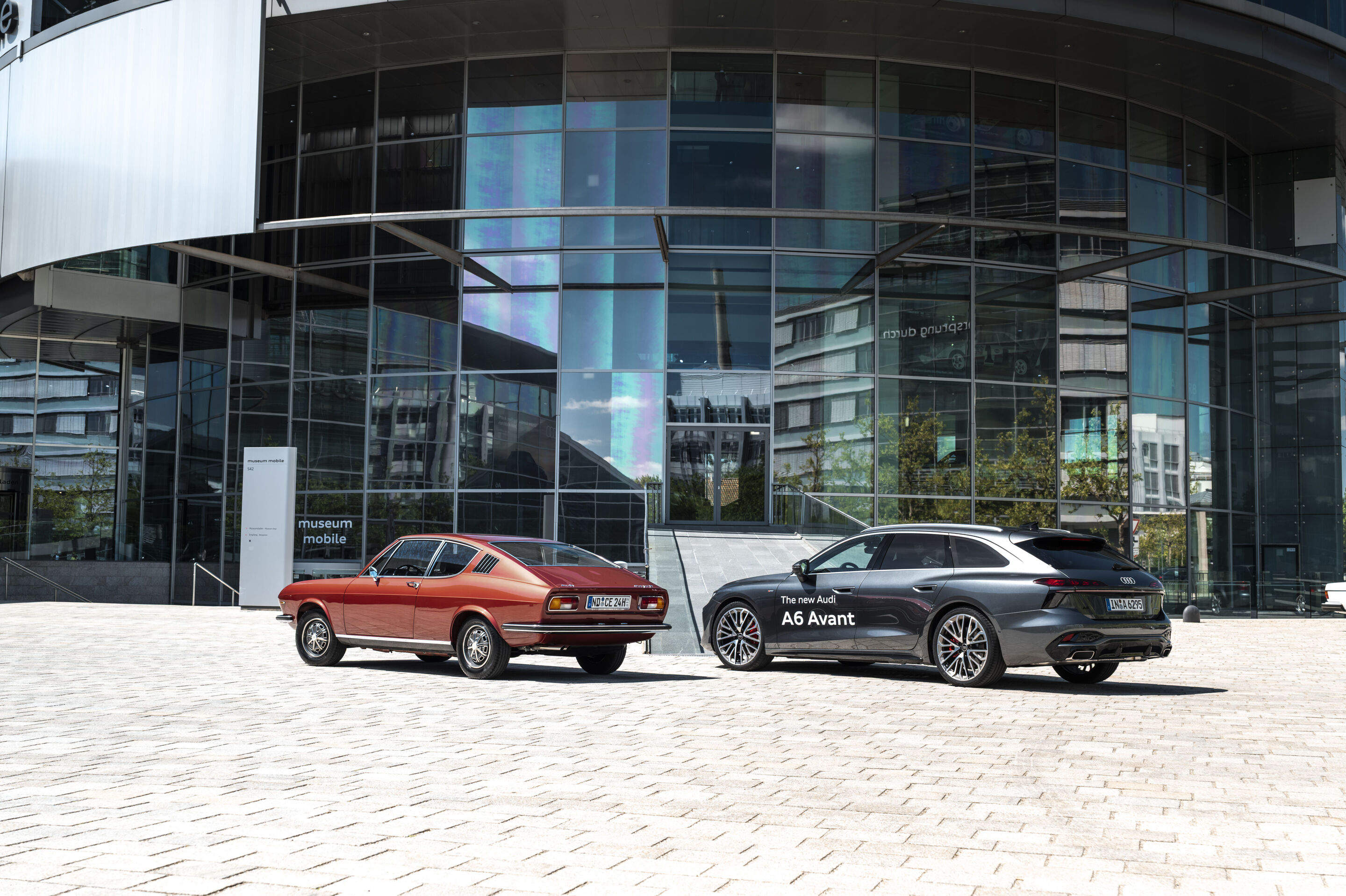 Erfolg über neun Generationen: der neue Audi A6 trifft seine Vorfahren - Zwei Generationen, mehr als 50 Jahre Design- und Technikgeschichte: Der Audi C1, Begründer der Baureihe, trifft auf den Audi C9, den neuen Audi A6 Avant.