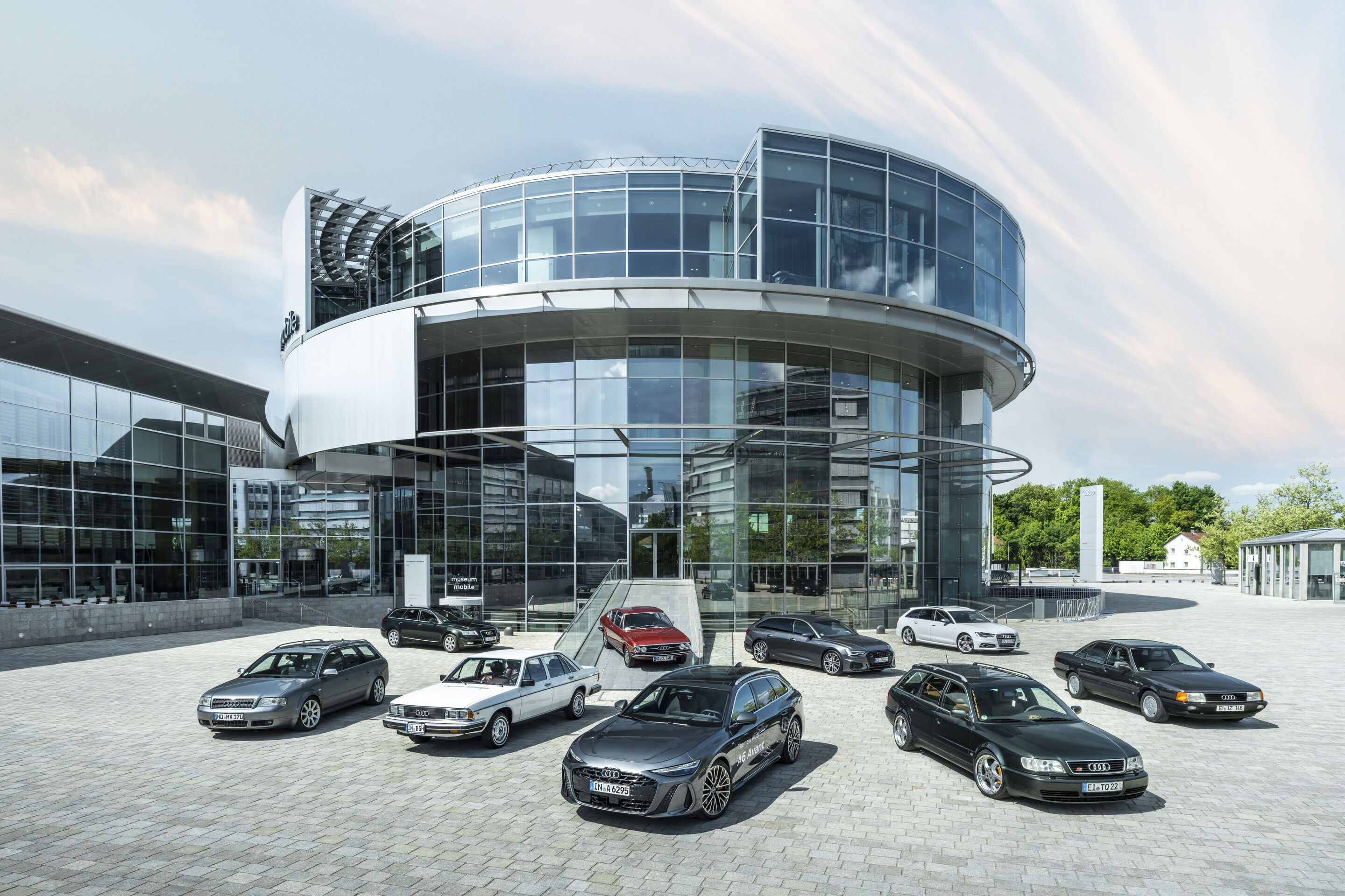 Erfolg über neun Generationen: der neue Audi A6 trifft seine Vorfahren - Alle Baureihen der Audi C-Baureihe auf einem Bild – von der ersten Generation (C1) bis zum aktuellen Modell (C9), dem neuen Audi A6 Avant (vorne, Mitte). Ein seltenes Ensemble, das...