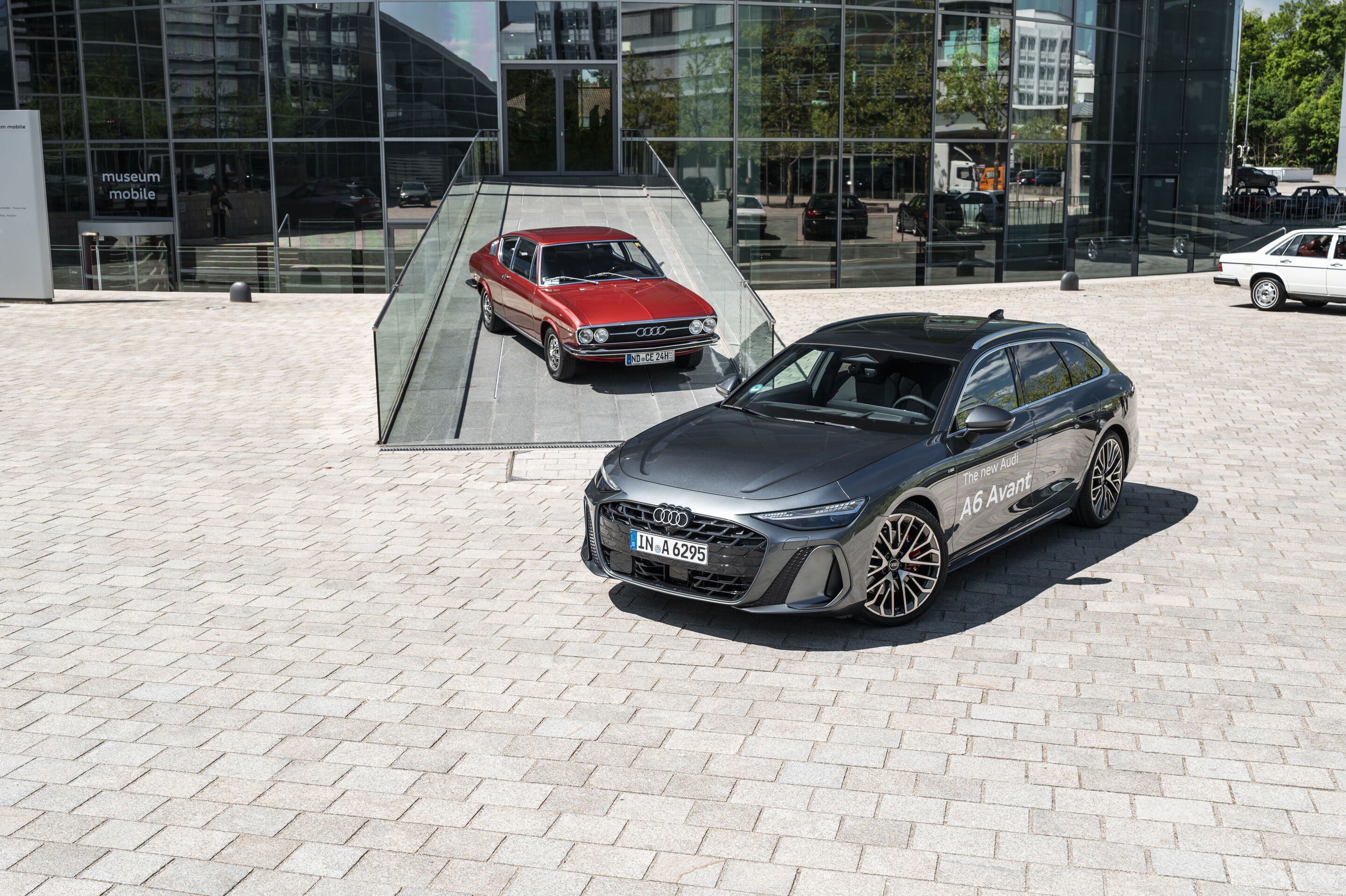 Erfolg über neun Generationen: der neue Audi A6 trifft seine Vorfahren - Zwei Generationen, mehr als 50 Jahre Design- und Technikgeschichte: Der Audi C1, Begründer der Baureihe, trifft auf den Audi C9, den neuen Audi A6 Avant.