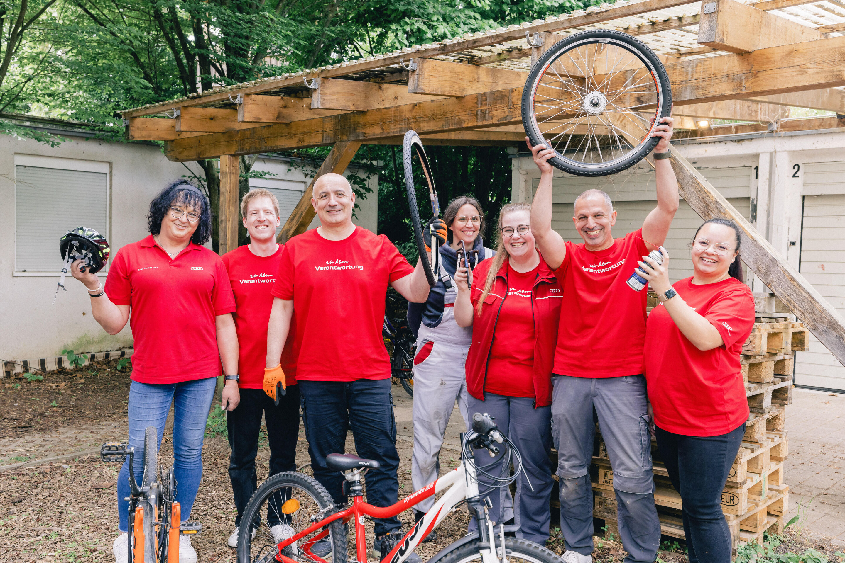 Employees roll up their sleeves for Audi Social Day - Employees are helping with bicycle inspections at the Kindersolbad children's and youth welfare facility in Bad Friedrichshall.
