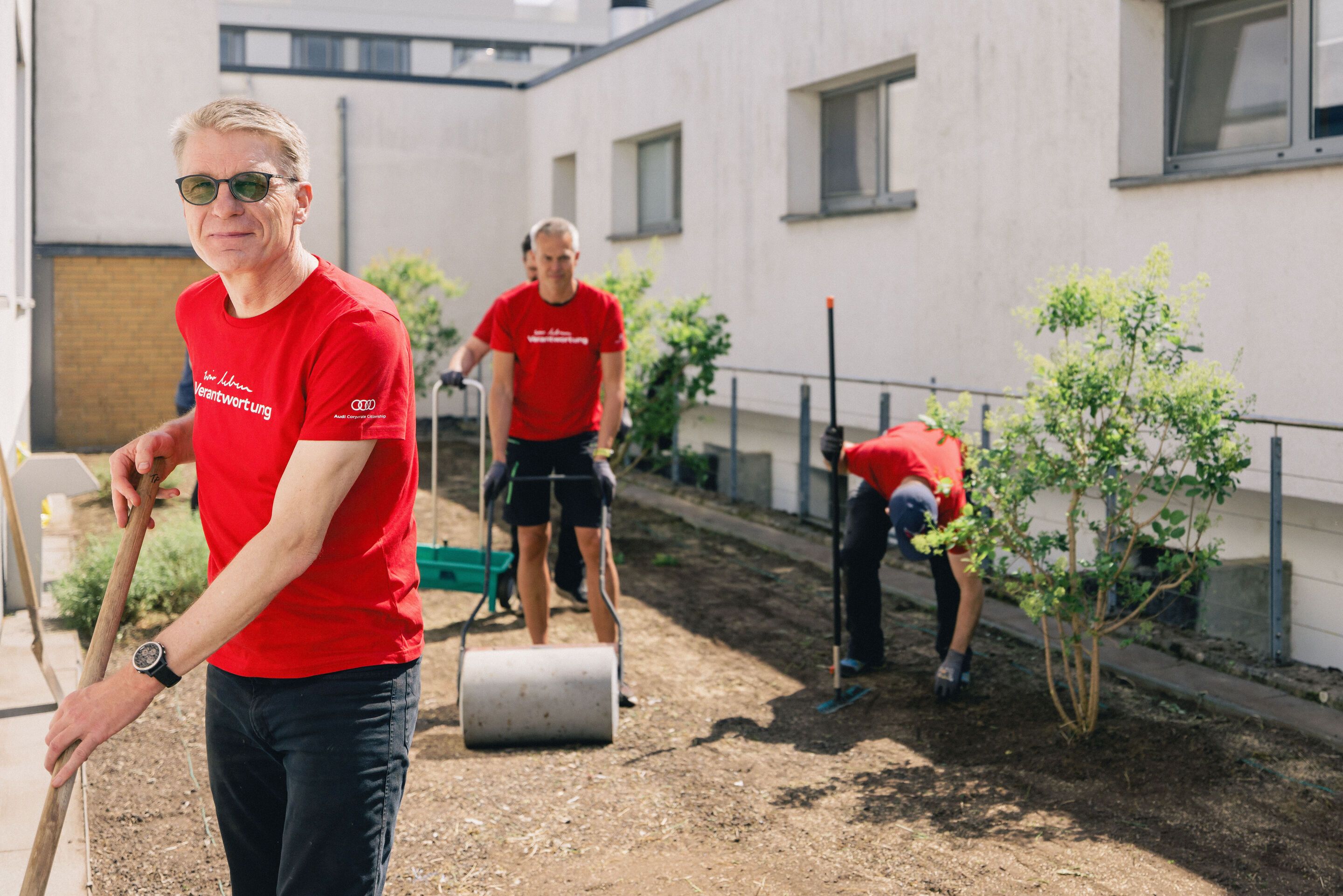 Employees roll up their sleeves for Audi Social Day - Fred Schulze, Plant Manager Neckarsulm, is lending a hand at the Gesundbrunnen Hospital together with employees and players from the Sport-Union Neckarsulm.