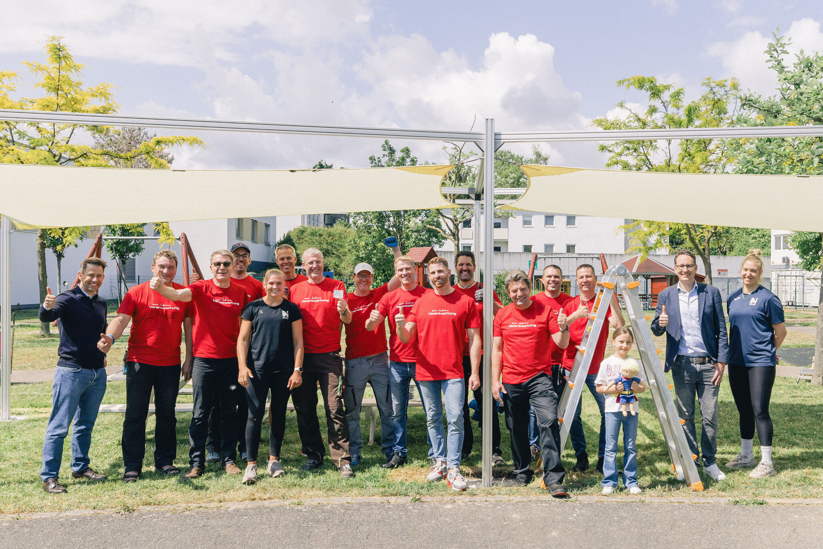 Employees roll up their sleeves for Audi Social Day - Fred Schulze, Plant Manager Neckarsulm (third from left), is lending a hand at the Gesundbrunnen Hospital together with employees and players from Sport-Union Neckarsulm.