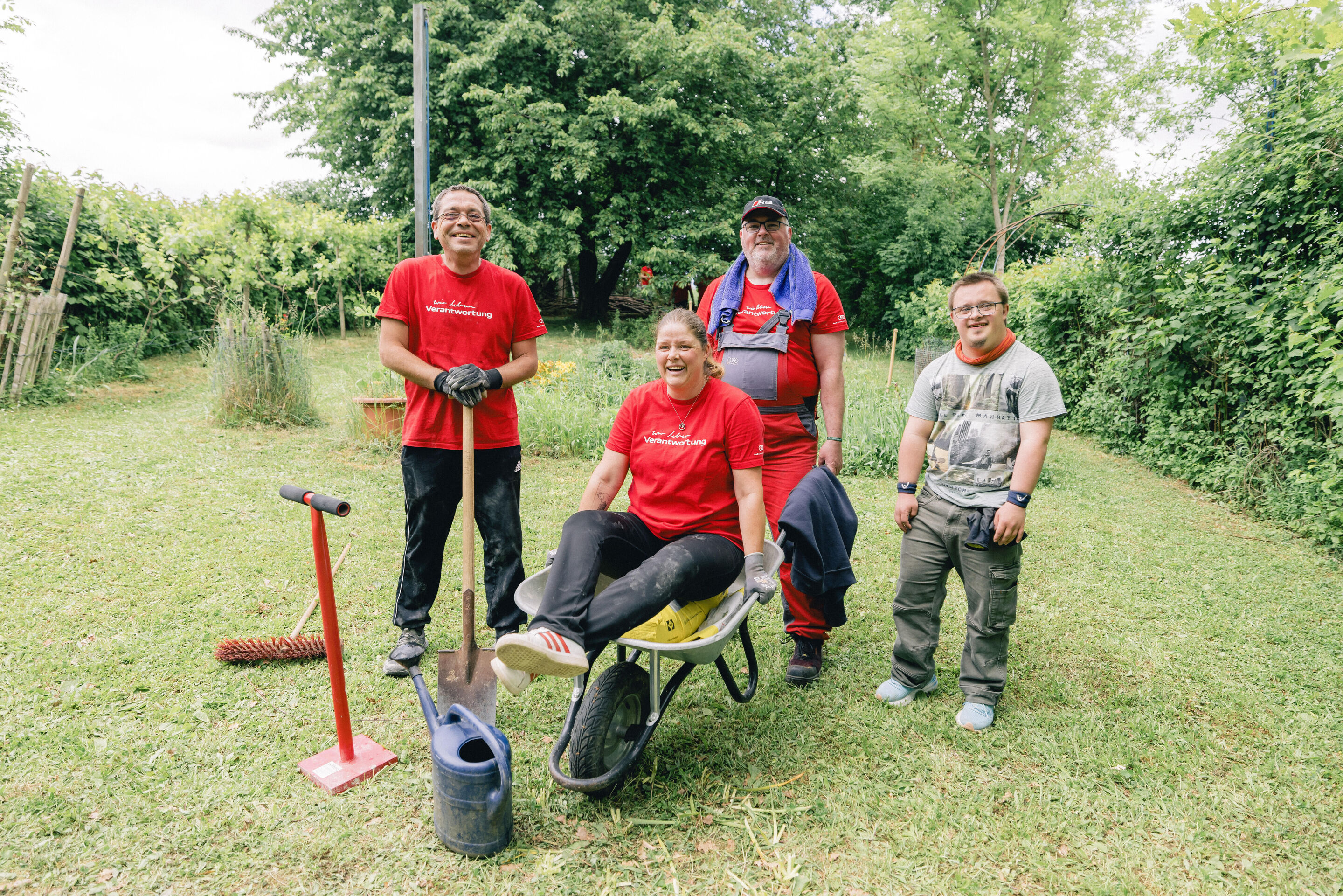 Employees roll up their sleeves for Audi Social Day - In the garden of the Freie Johannesschulen in Flein, employees are renovating a multi-purpose trailer.