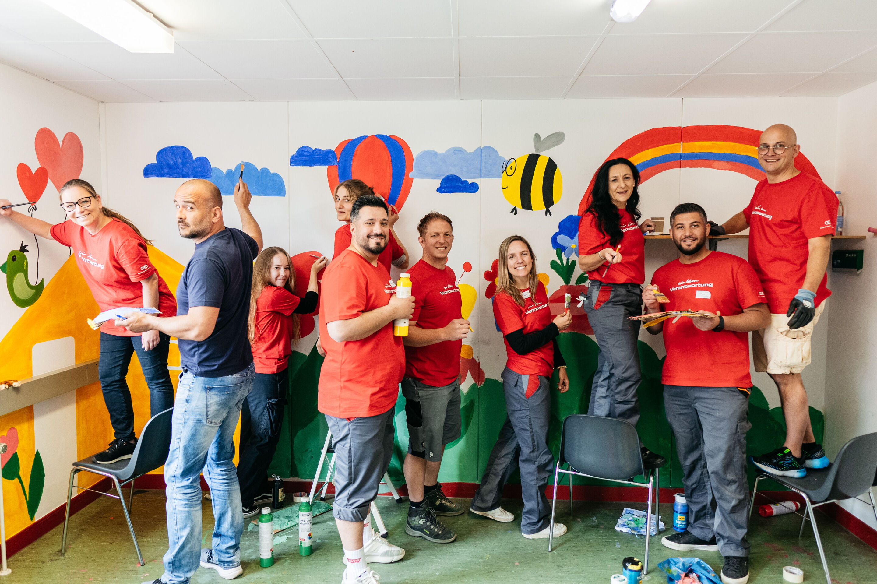 Employees roll up their sleeves for Audi Social Day - Head of the General Works Council, Jörg Schlagbauer (right), is giving a fresh coat of paint at a facility for refugees in Ingolstadt.