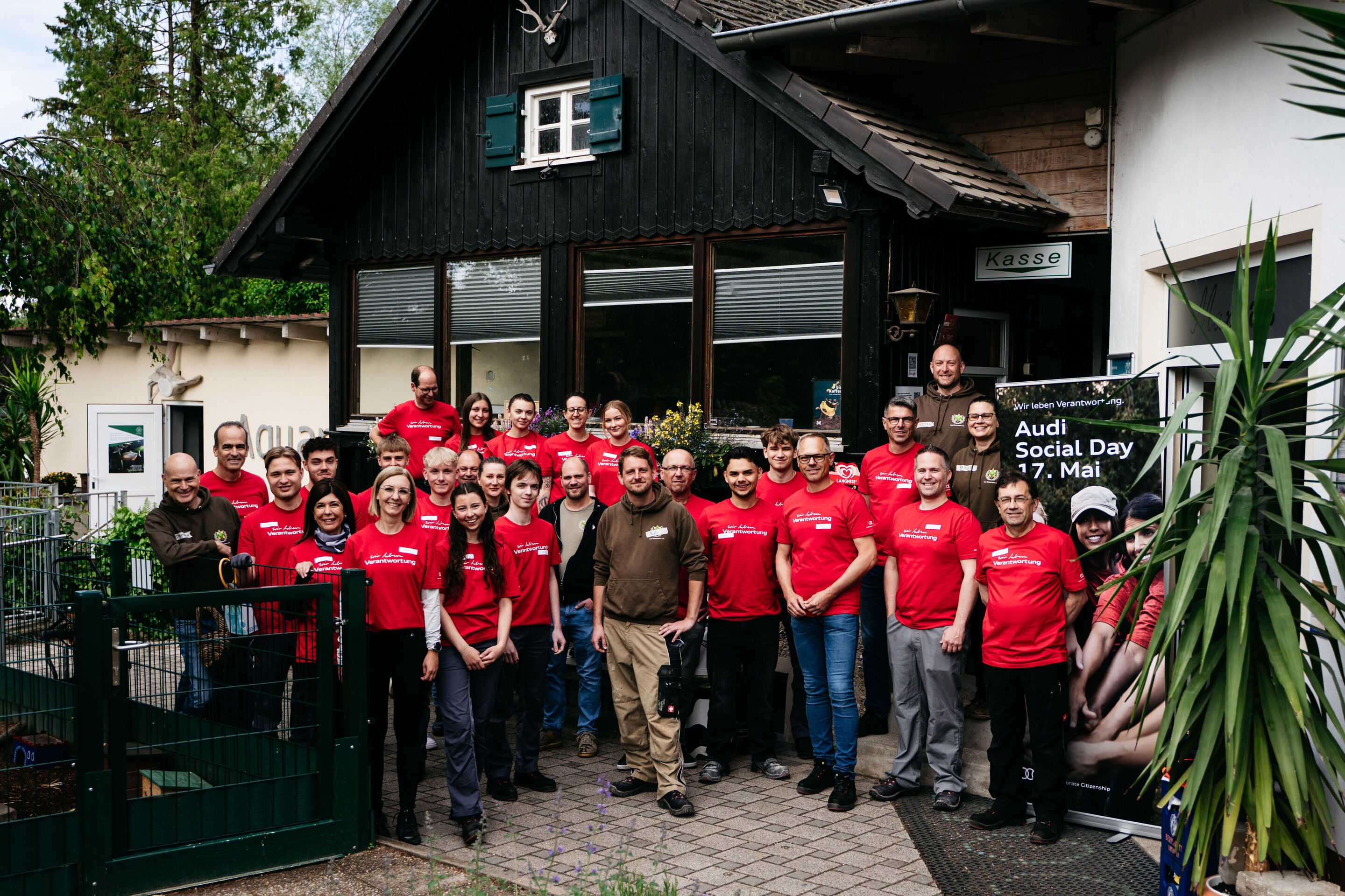 Employees roll up their sleeves for Audi Social Day - Siegfried Schmidtner, Plant Manager Ingolstadt, and his team in action at the Wasserstern Zoo.
