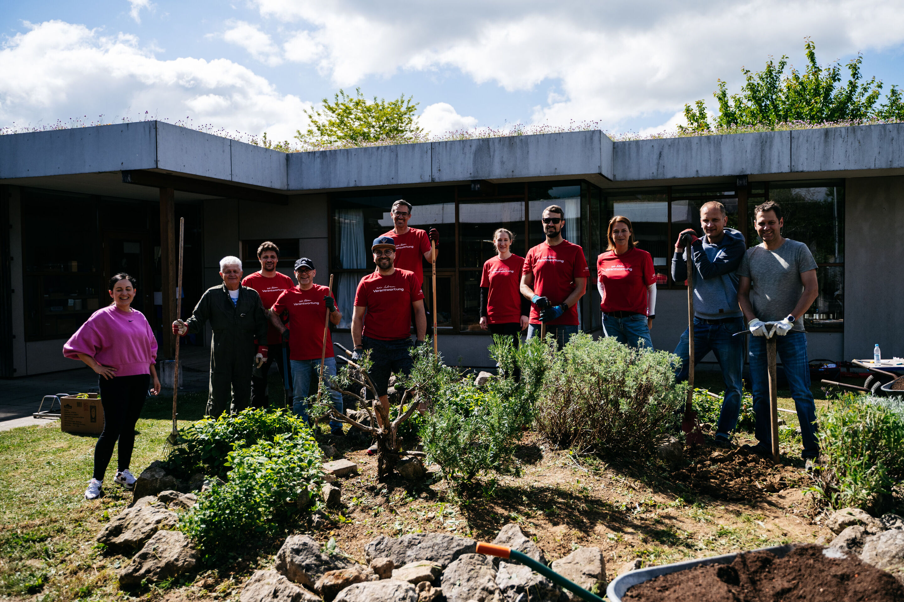 Employees roll up their sleeves for Audi Social Day - A team of Audi employees from Strategic Planning Production and Logistics is redesigning the garden of the Montessori School in Ingolstadt.