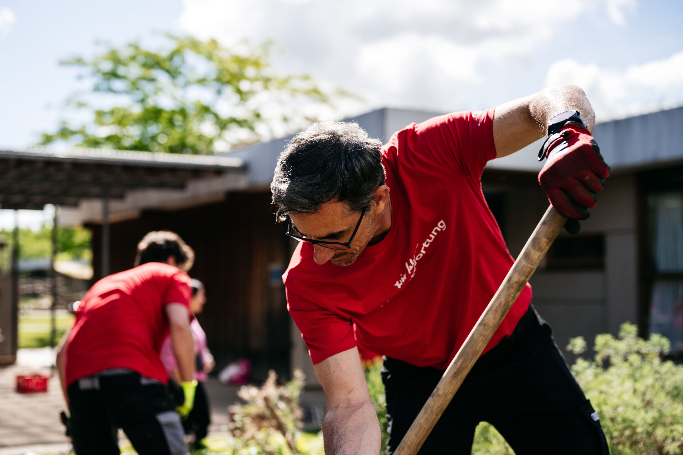 Employees roll up their sleeves for Audi Social Day - Perfect weather for gardening at this year’s Audi Social Day.