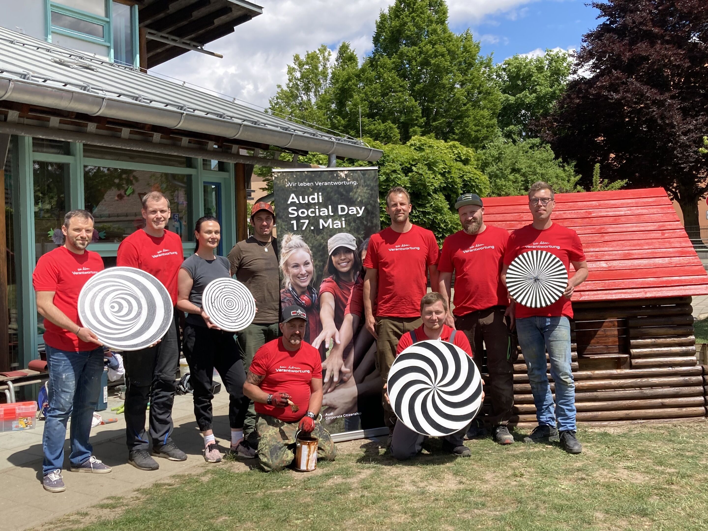 Employees roll up their sleeves for Audi Social Day - At the Mondschauk’l Kindergarten in Ernsgarden, employees are creating new sensory elements.