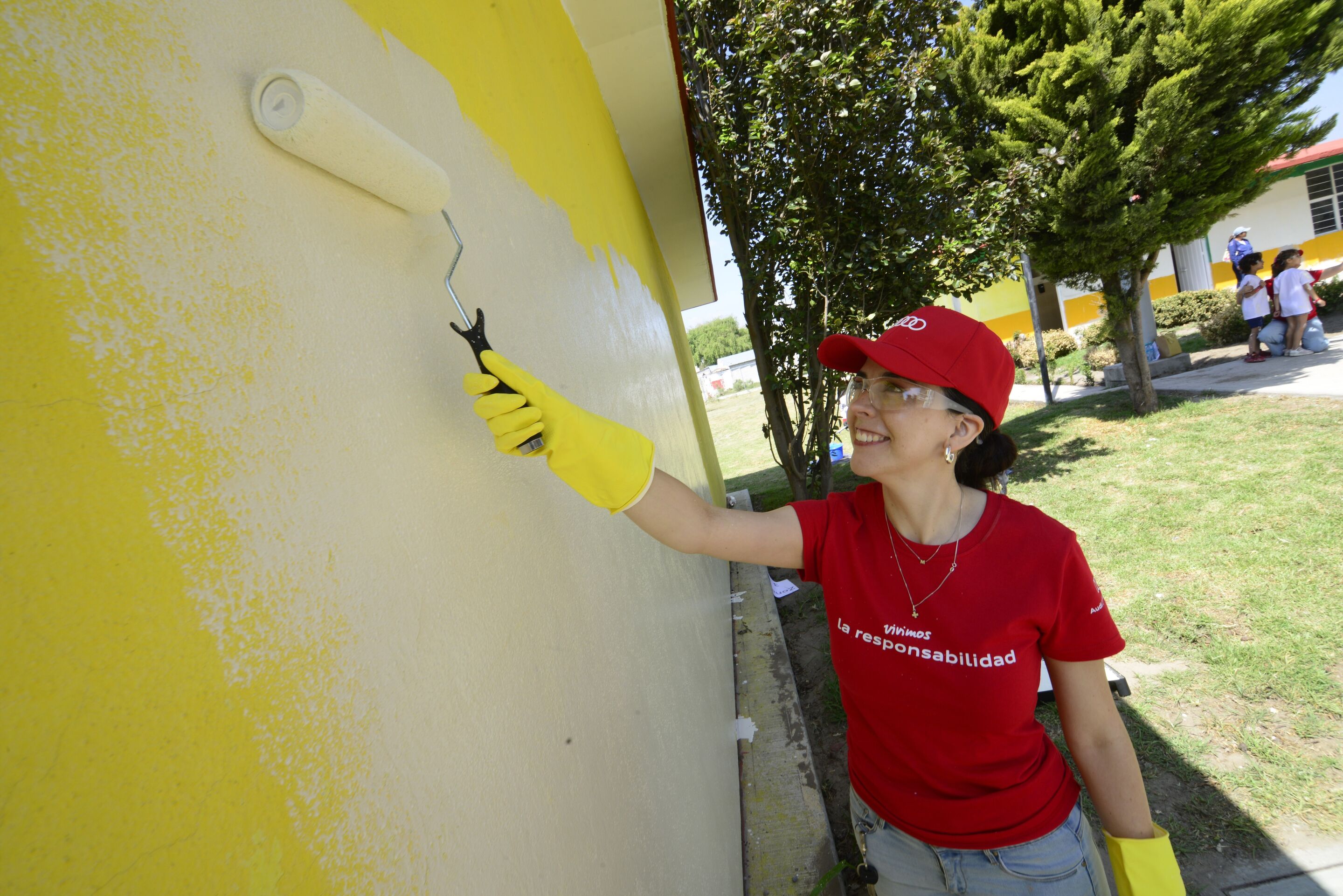 Employees roll up their sleeves for Audi Social Day - At Audi Mexico, employees are actively involved in the "Nuevo Vicencio" middle school in San José Chiapa.