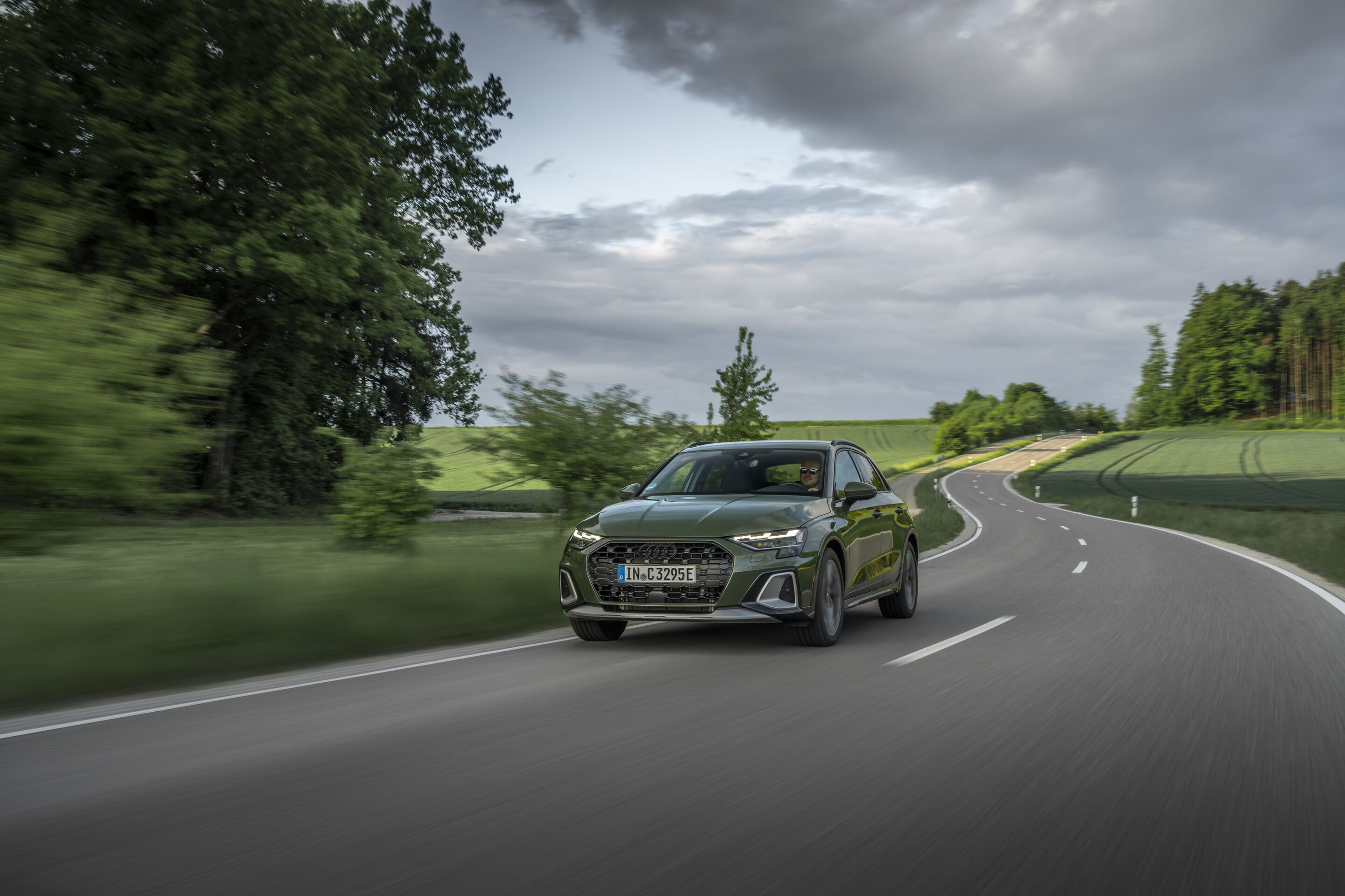 Audi A3 allstreet TFSI e - Fahraufnahme, 
Farbe: Distriktgrün