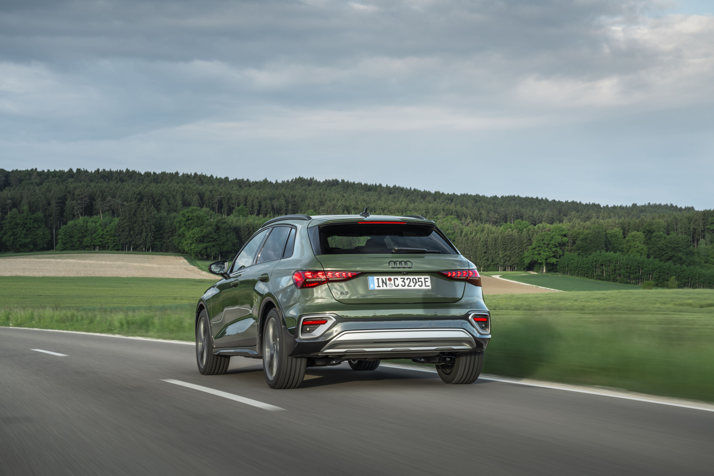 Audi A3 allstreet TFSI e - Fahraufnahme, 
Farbe: Distriktgrün