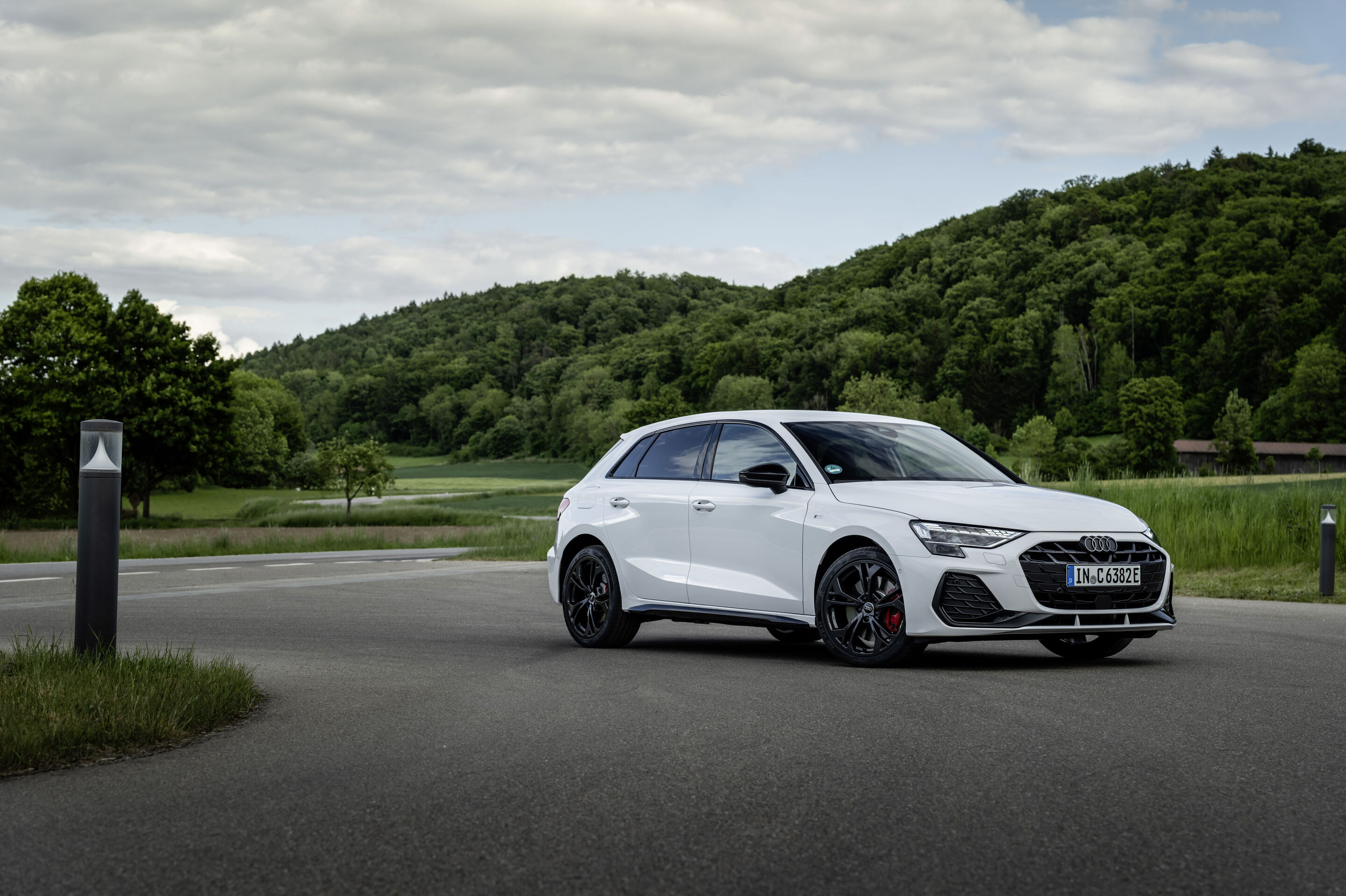 Audi A3 Sportback TFSI e - Static photo,
Colour: Arkonawhite